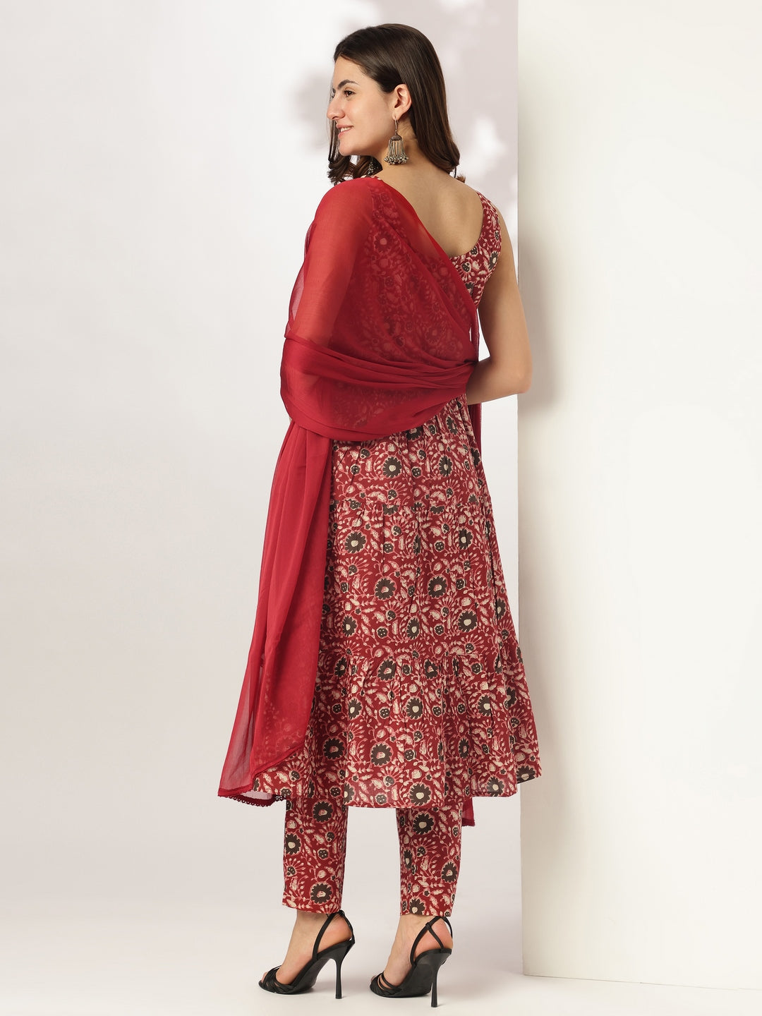 Janasya Dark Cotton Floral Tiered Kurta Set | Swadesiicart