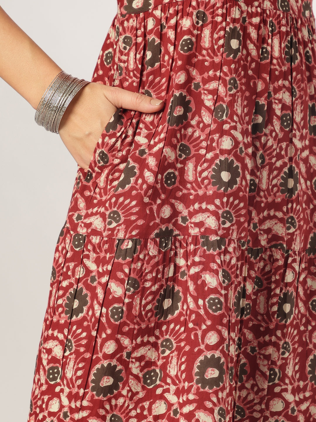 Janasya Dark Cotton Floral Tiered Kurta Set | Swadesiicart
