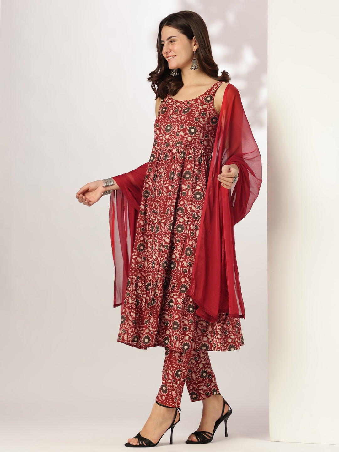 Janasya Dark Cotton Floral Tiered Kurta Set | Swadesiicart
