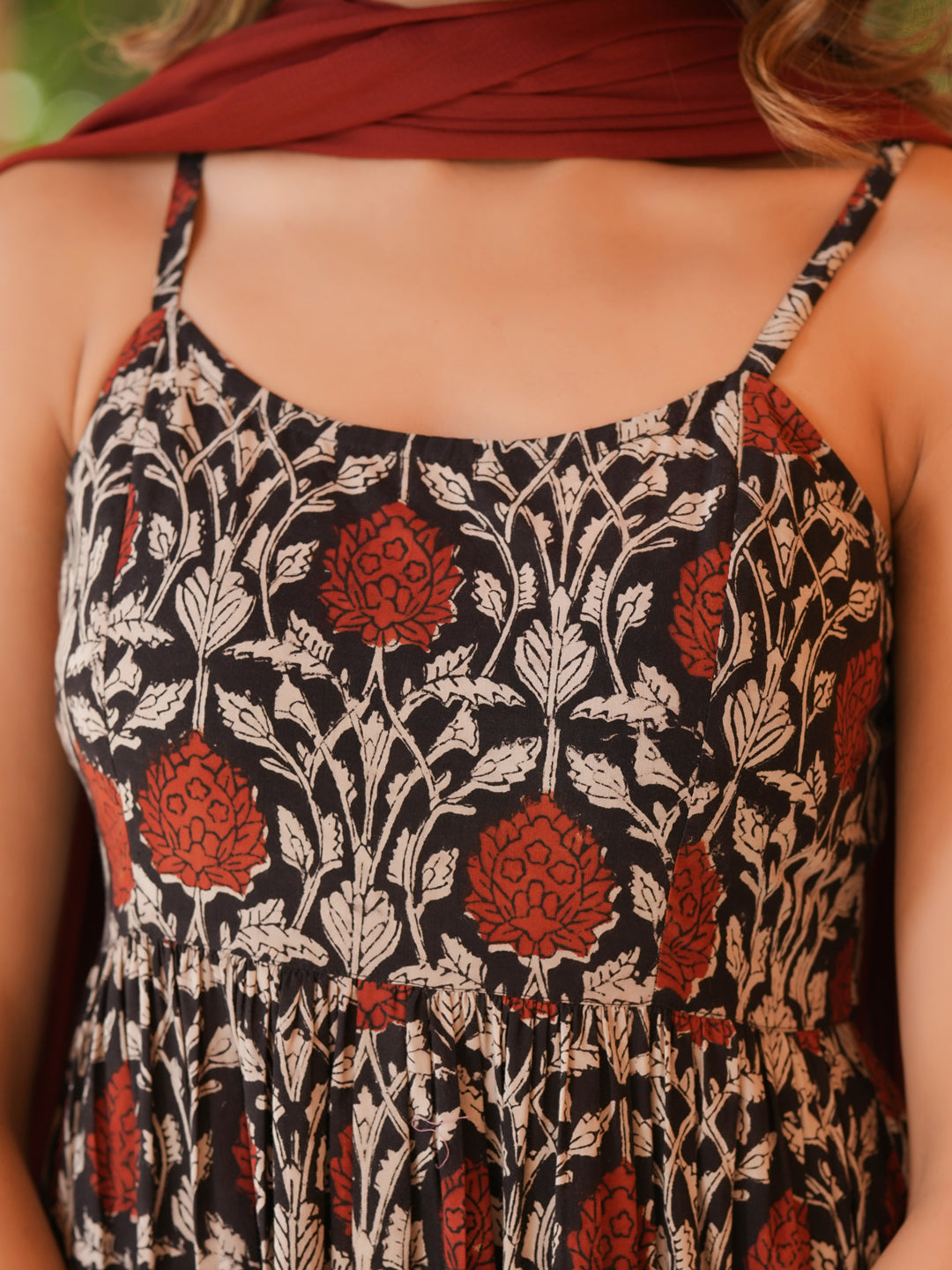 Janasya Dark Cotton Floral Tiered Kurta Set | Swadesiicart