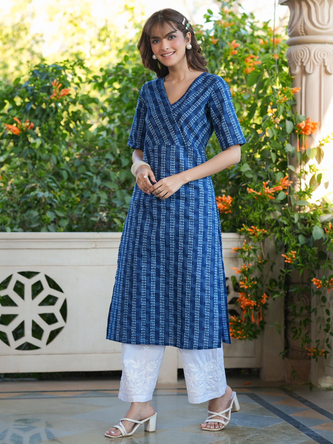 Janasya Dark Cotton Geometric Straight Kurta - Swadesiicart