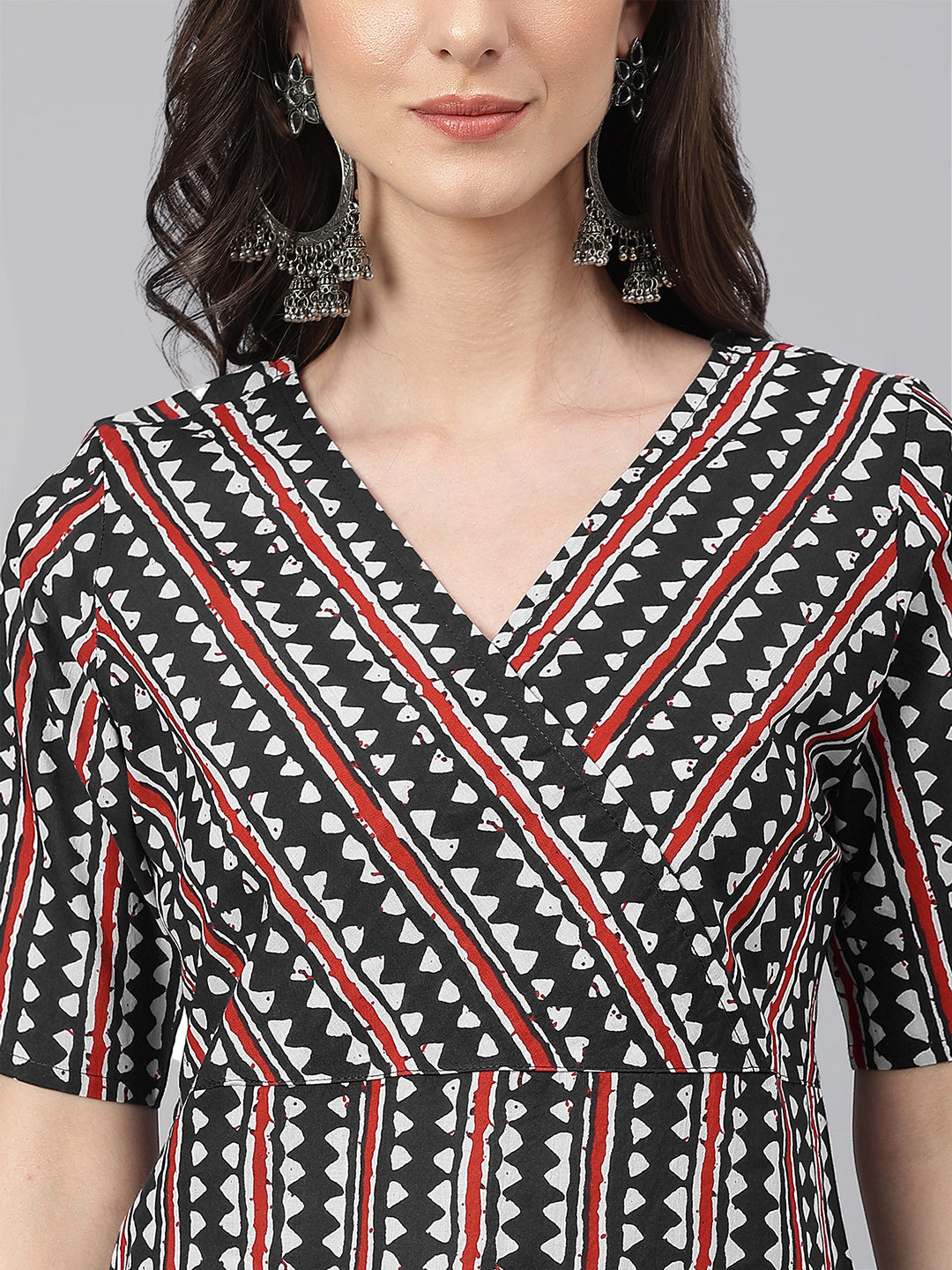 Janasya Dark Cotton Geometric Straight Kurta - Swadesiicart