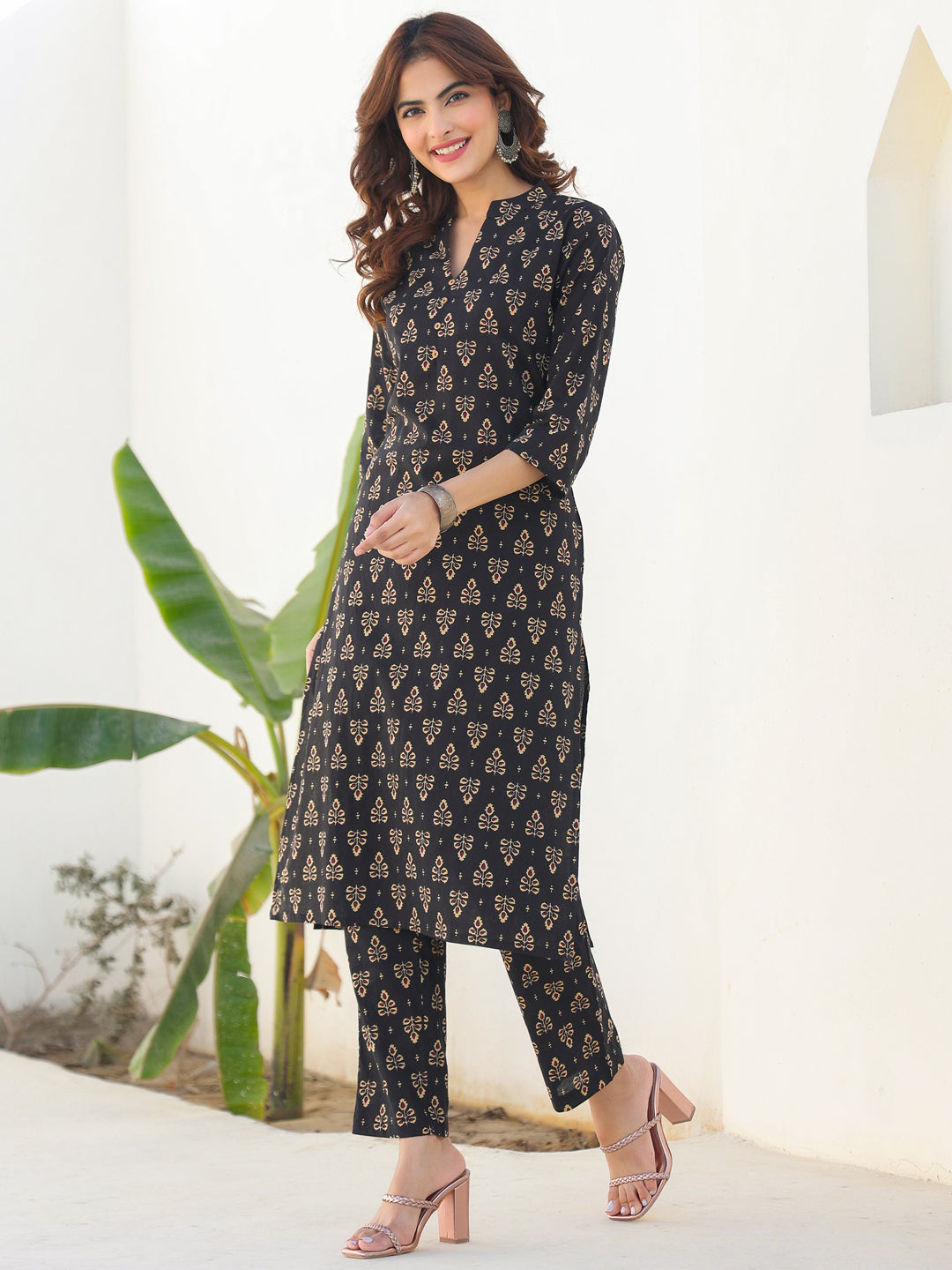 Janasya Dark Cotton Floral Straight Kurta Set | Swadesiicart