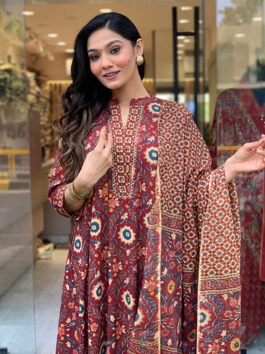 Jyoti Fashion Women's Maroon Rayon Slub Floral Printed Designer Kurta Set with Dupatta | Swadesiicart