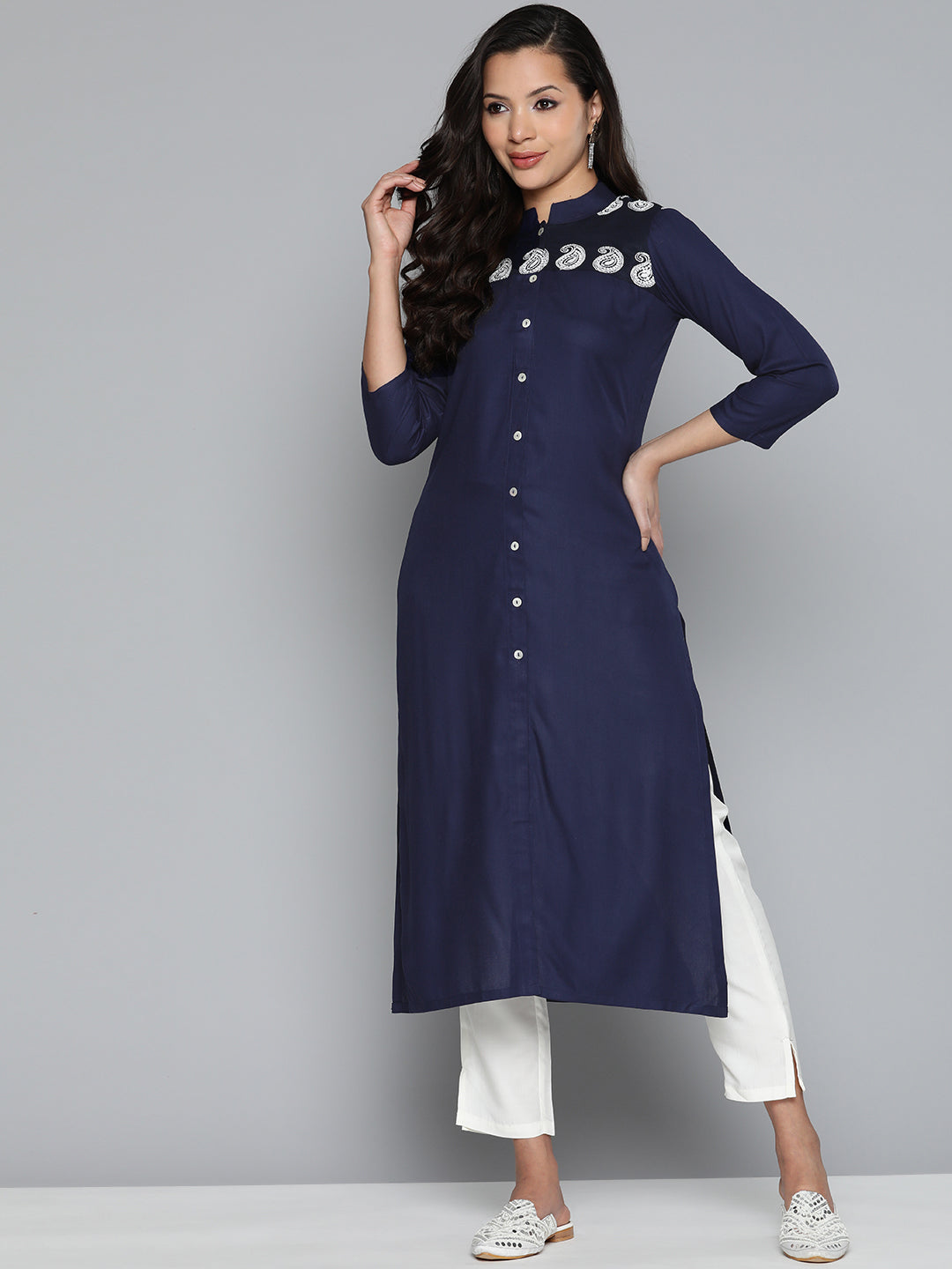 Jompers Women's Paisley Embroidered Chikankari Navy Kurta - Swadesiicart