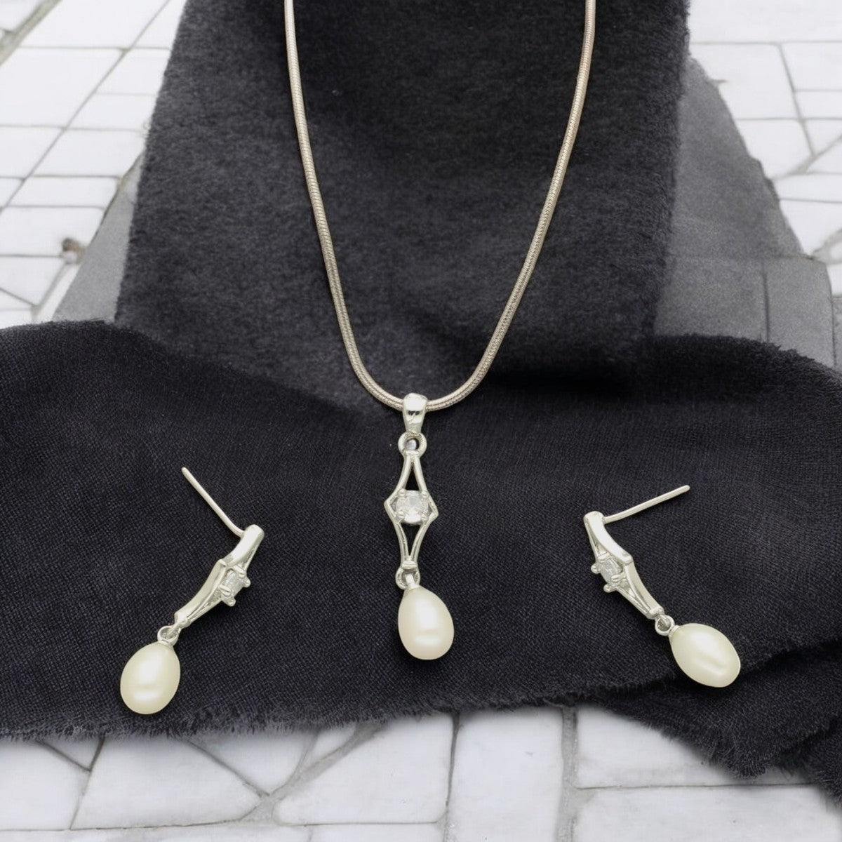 J Pearls Cally Pearl Pendant Set | Swadesiicart