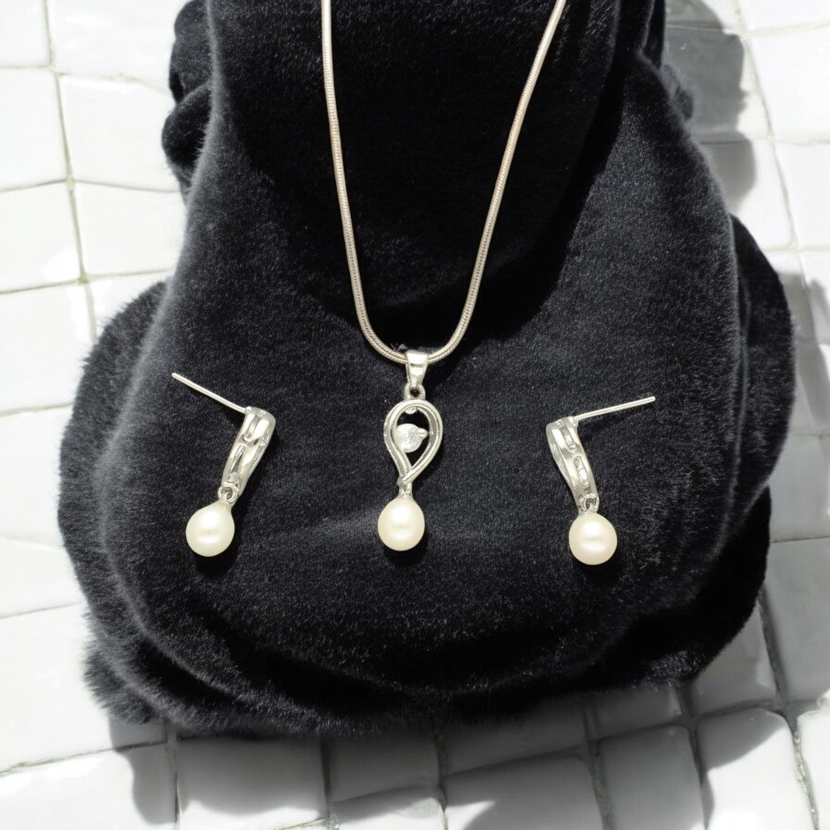 J Pearls Amora Pearl Pendant Set | Swadesiicart