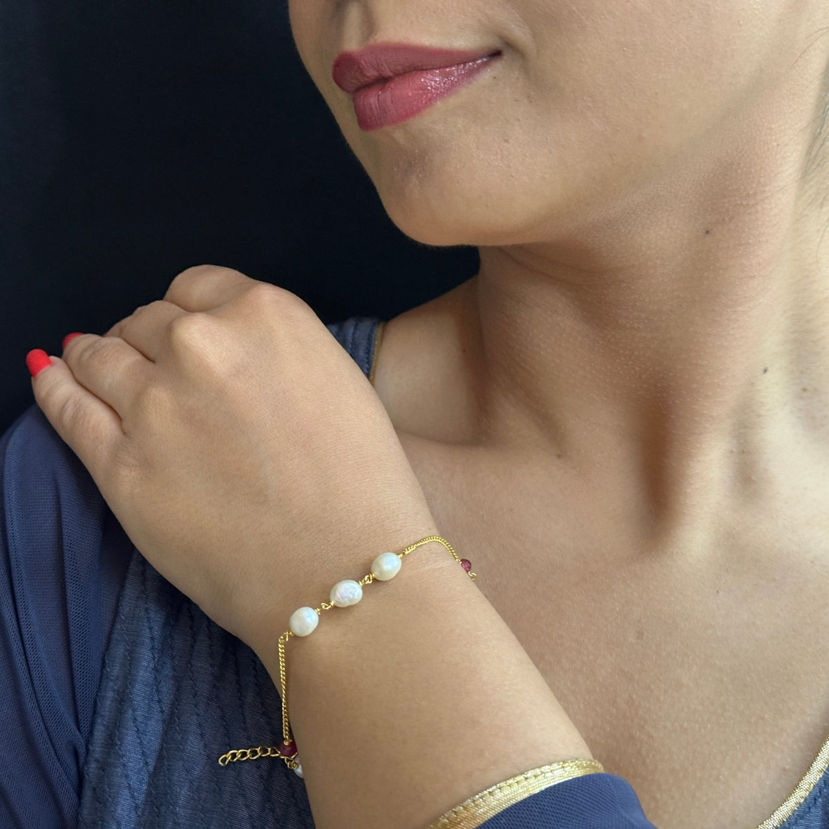 J Pearls The Mar Queen Pearl Bracelet - Swadesiicart