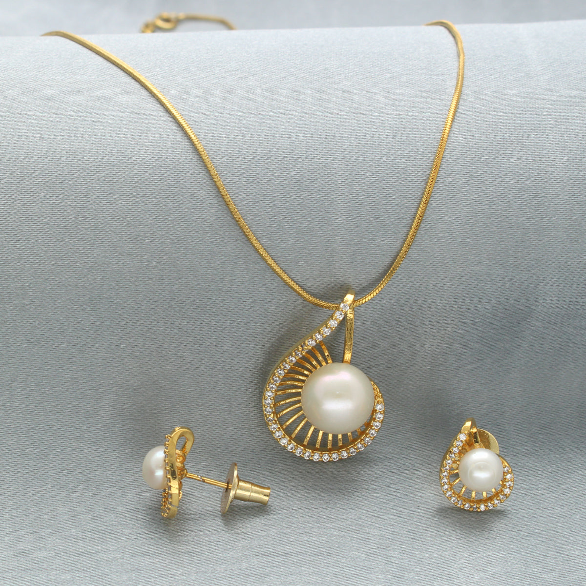 J Pearls Treasure Pendant Hamper | Swadesiicart