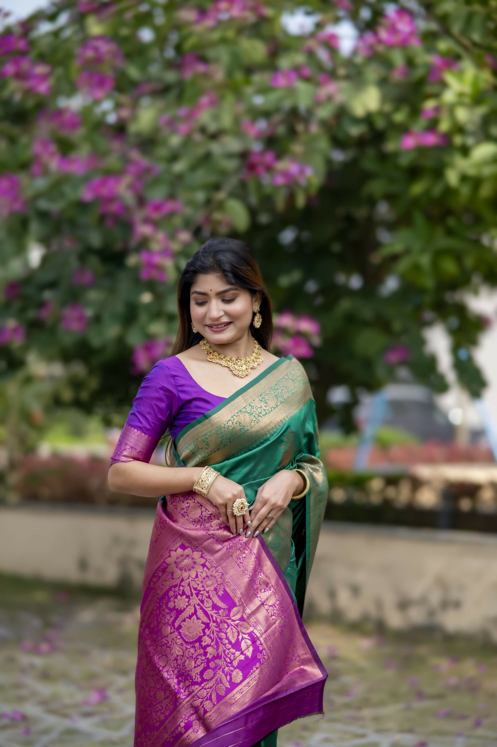 Vishnu Weaves Women's Green Banarasi Silk Saree with Blouse - Swadesiicart