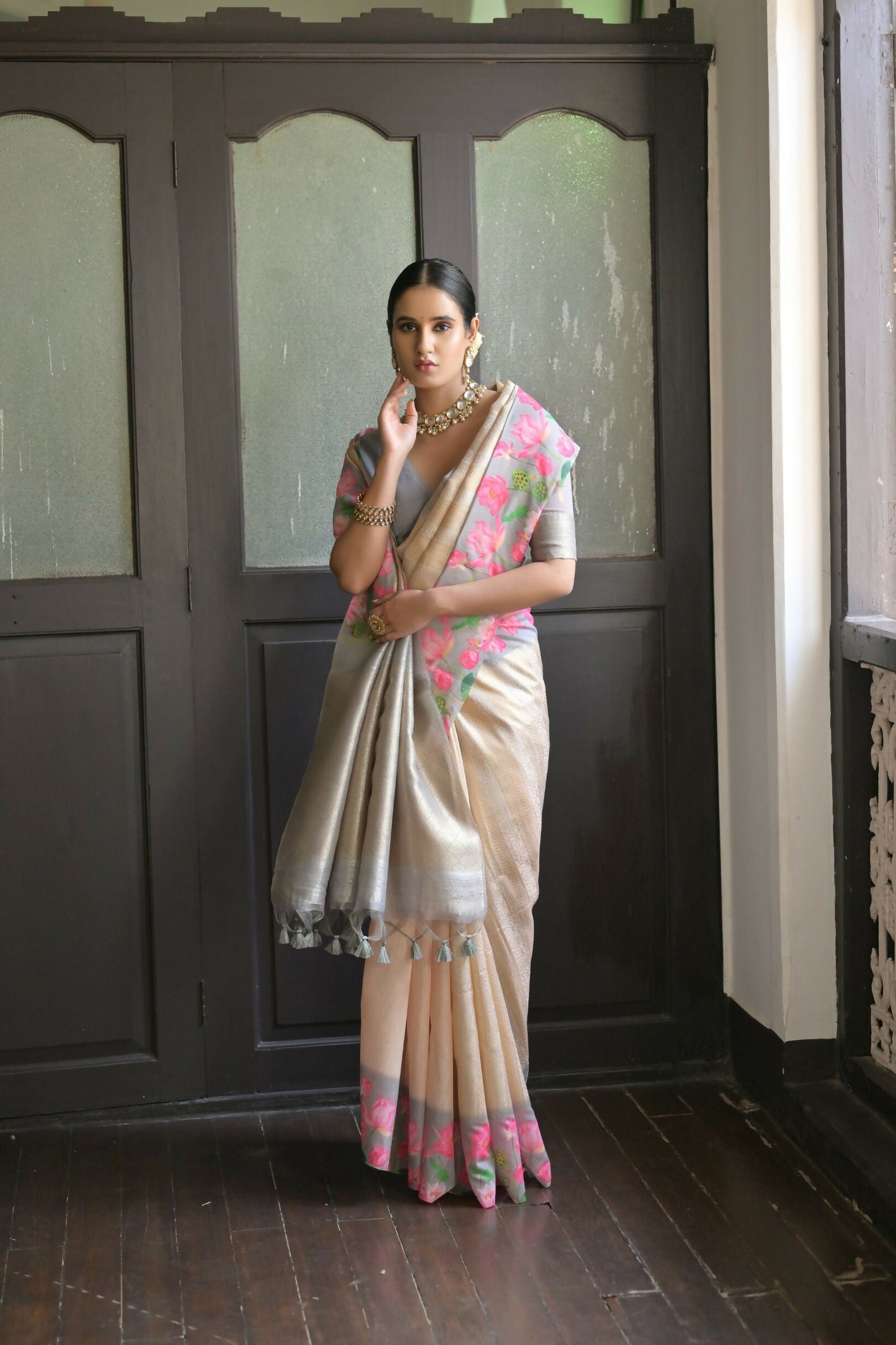 Vishnu Weaves Women's Grey Banarasi Silk Saree with Blouse - Swadesiicart