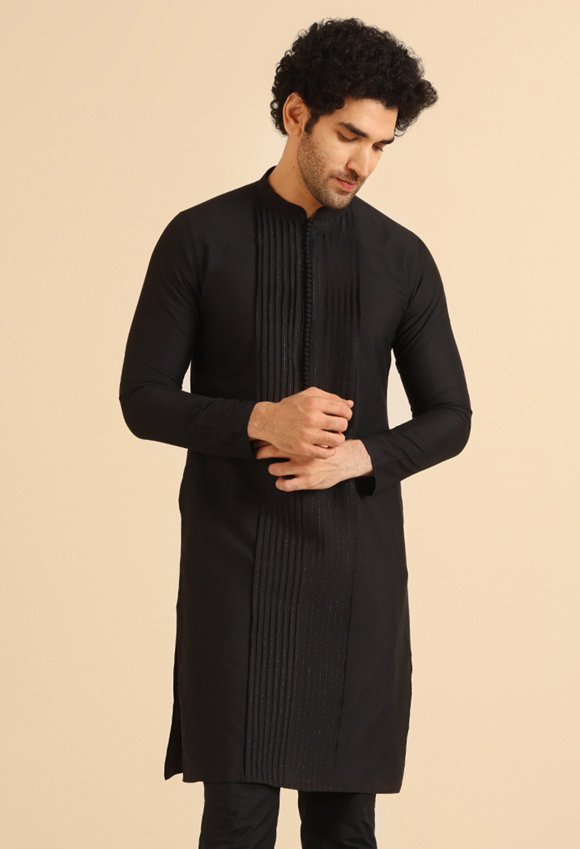 Kisah Men Black Solid Pleated Kurta | Swadesiicart