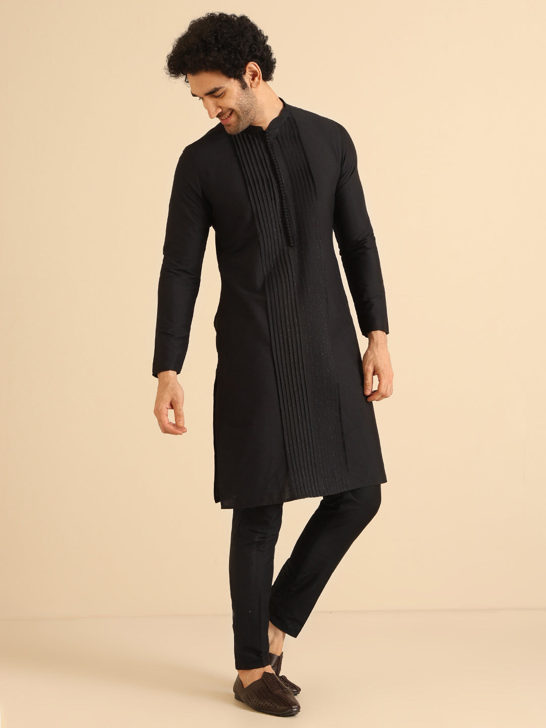Kisah Men Black Solid Pleated Kurta | Swadesiicart
