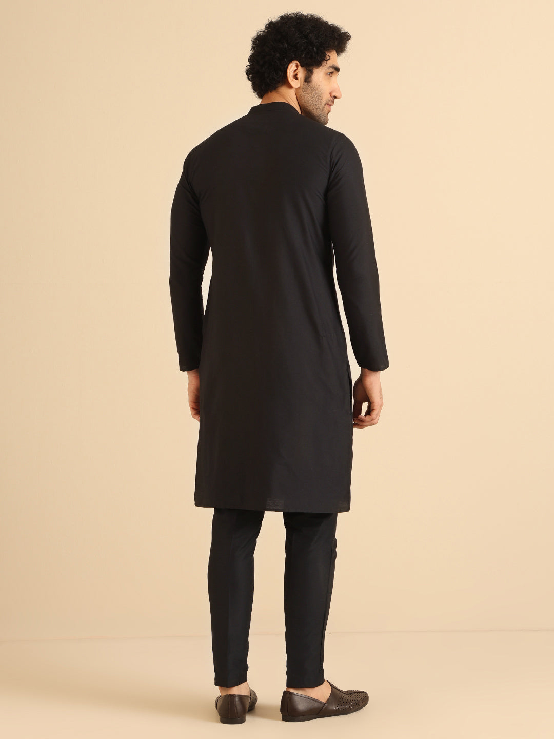 Kisah Men Black Solid Pleated Kurta | Swadesiicart