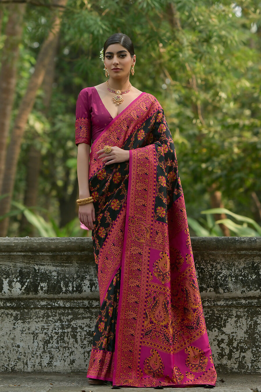Vishnu Weaves Women's Black Pashmina Silk Thread Woven Saree with Blouse - Swadesiicart