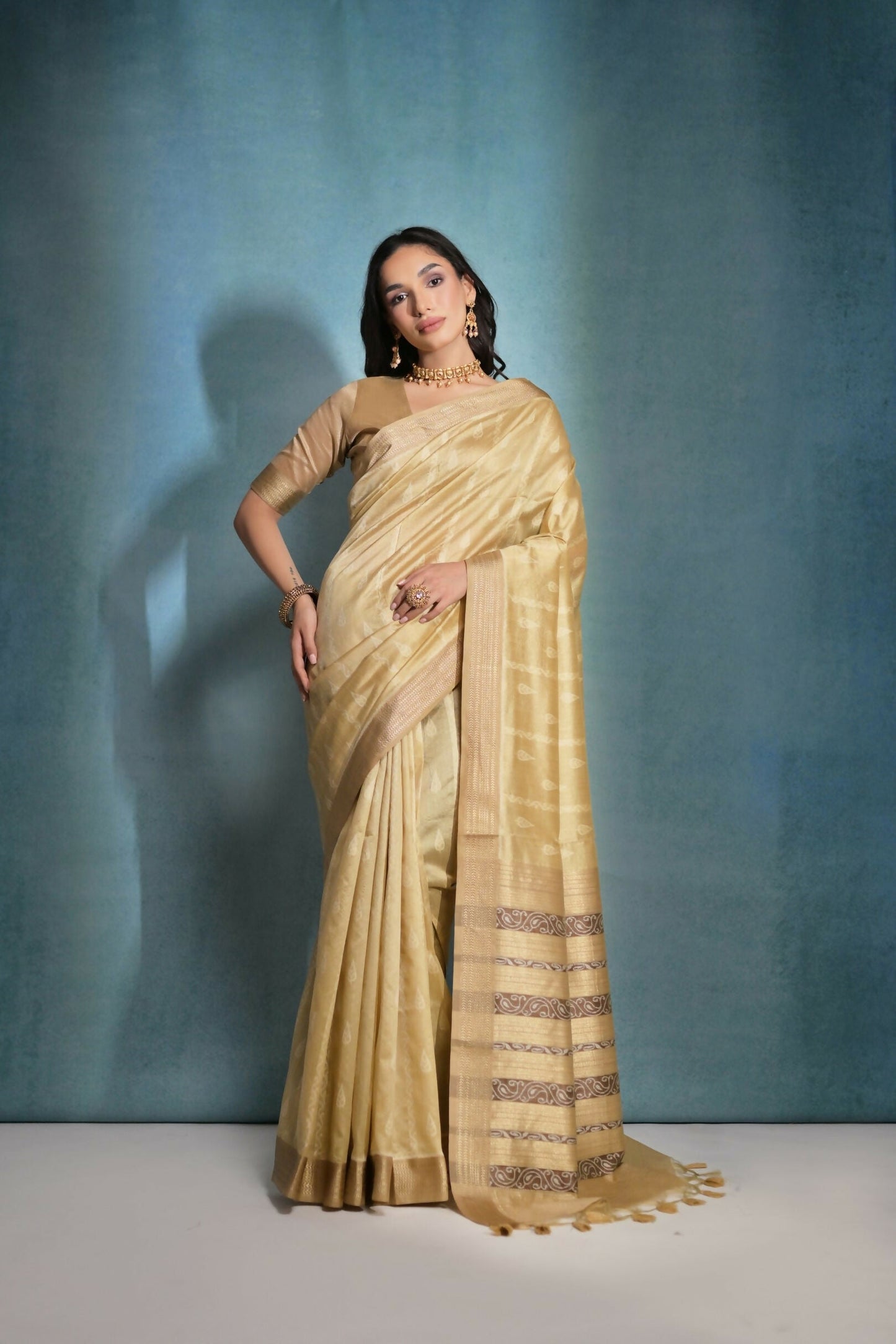 Vishnu Weaves Women's Cream Raw Silk Zari Woven Saree with Blouse - Swadesiicart