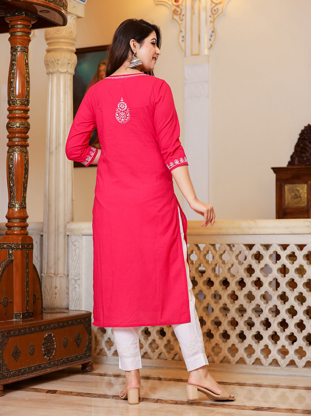 Kaajh Women's Pink Hand Embroidered Lucknow Chikankari Kurta Set With Dupatta | Swadesiicart
