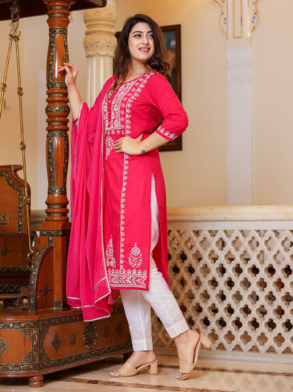Kaajh Women's Pink Hand Embroidered Lucknow Chikankari Kurta Set With Dupatta | Swadesiicart