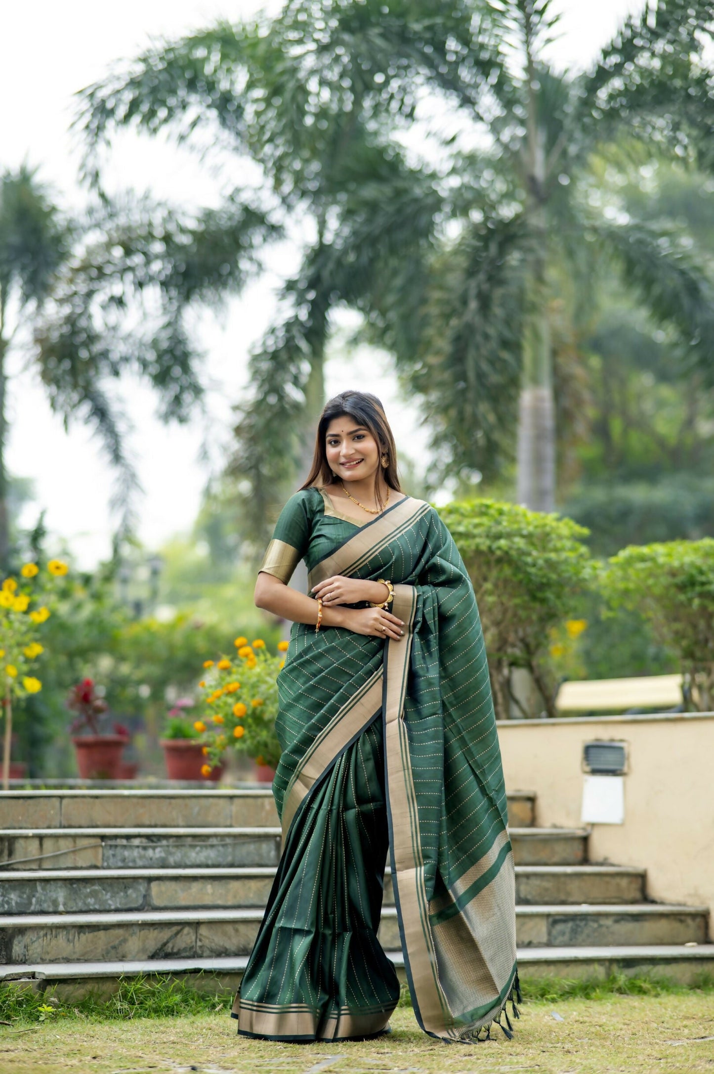 Vishnu Weaves Women's Green Raw Silk Saree with Blouse - Swadesiicart