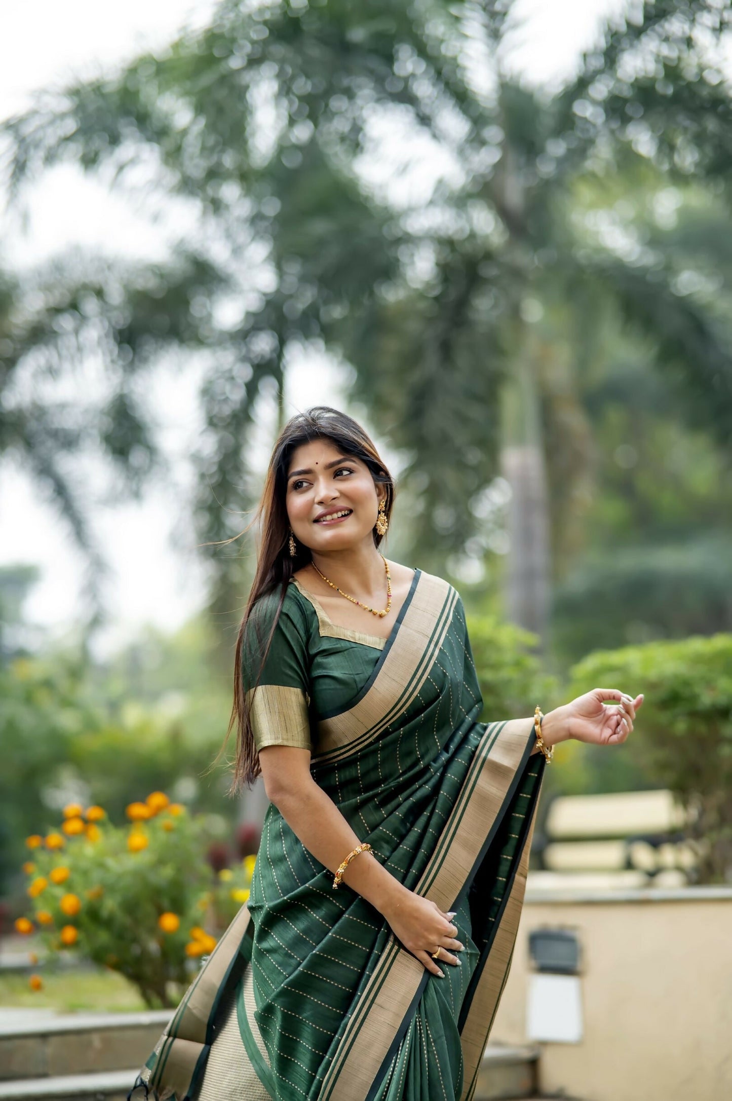 Vishnu Weaves Women's Green Raw Silk Saree with Blouse - Swadesiicart