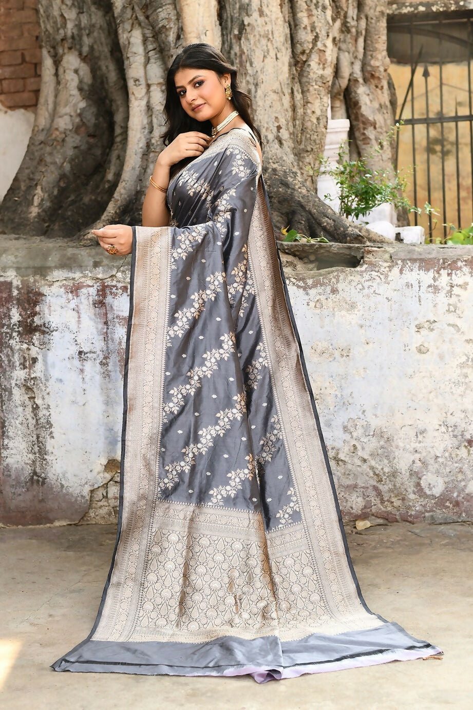 Joban Fashion Silver Grey Pure Katan Pure Handloom Banarasi Silk Saree | Swadesiicart