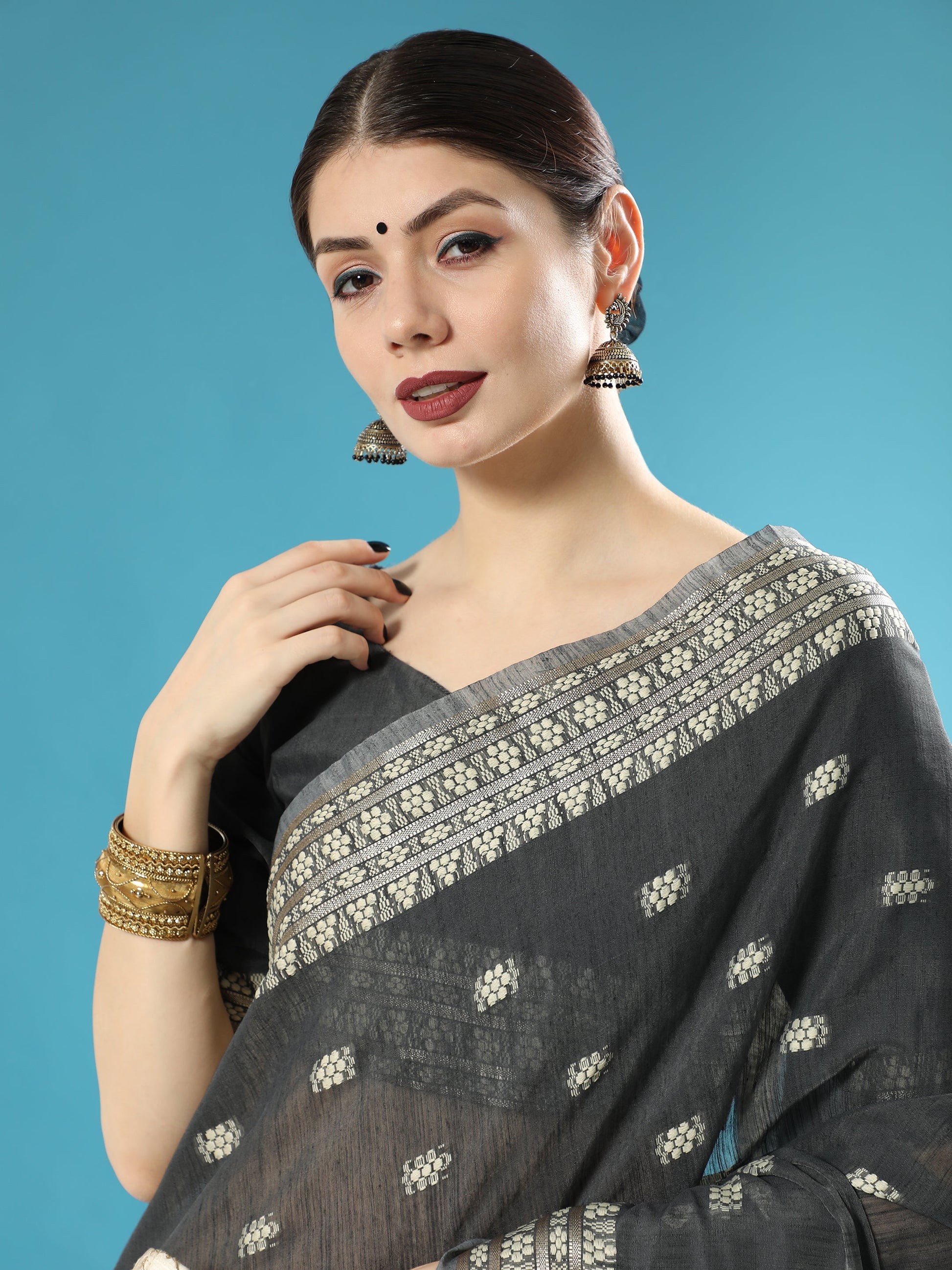 Vishnu Weaves Women's Black Lucknowi Cotton Chikankari Woven Saree with Blouse - Swadesiicart