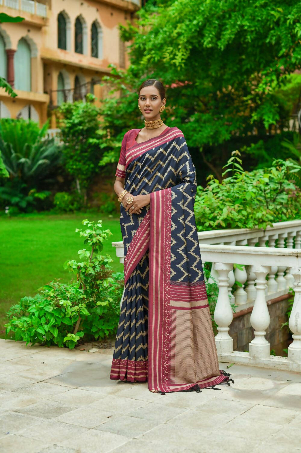 Vishnu Weaves Women's Navy Blue Handloom Raw Silk Zari Woven Saree with Blouse - Swadesiicart