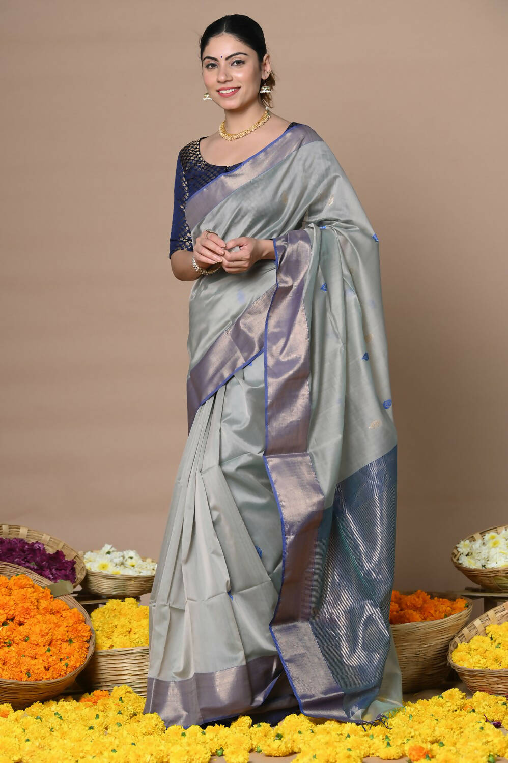Very Much Indian Rajsi - Handloom Ari Checks Cotton Silk Saree With Golden Border - Grey | Swadesiicart