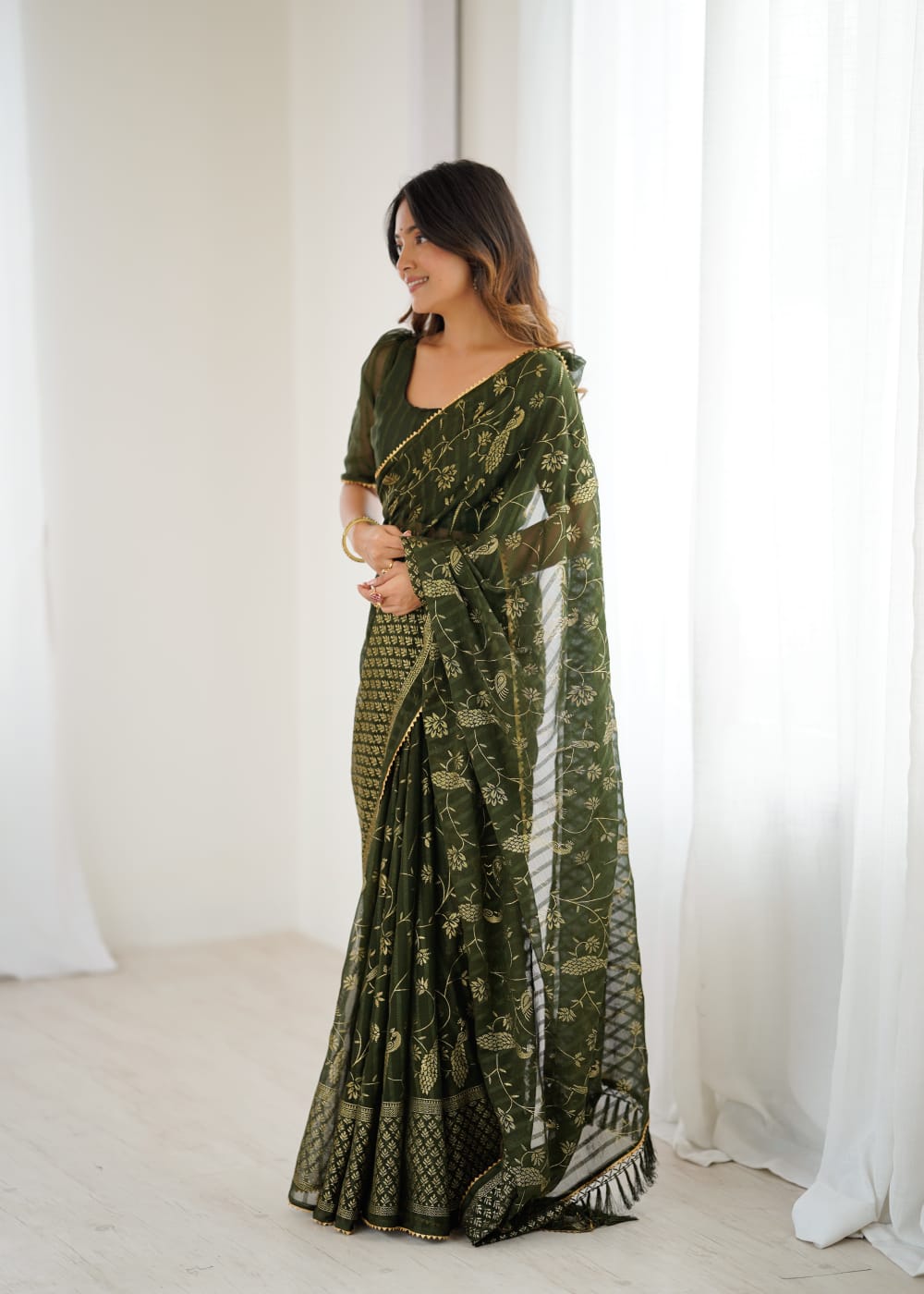 Lorenvalley Fashion Mehndi Solo Georgette Superb Finishing Foils Print & Fancy Zalar Lace in Border Saree with Blouse - Swadesiicart