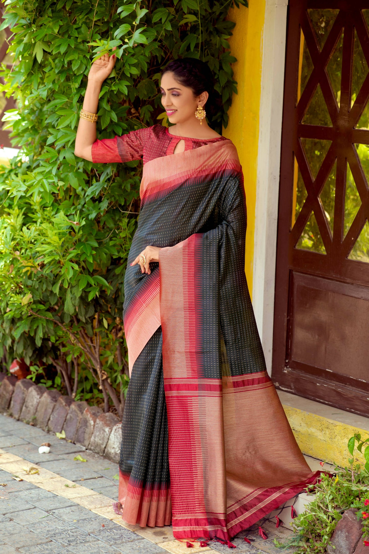 Vishnu Weaves Women's Black South Silk Zari Woven Saree with Unstitched Blouse - Swadesiicart