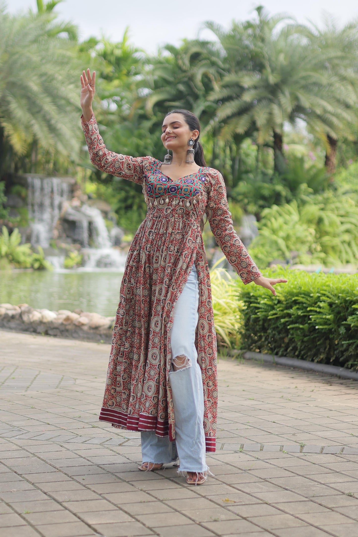 Lorenvalley Maroon Printed Cotton With Kutchi Gamthi Work And Kodi Lace Kurti | Swadesiicart