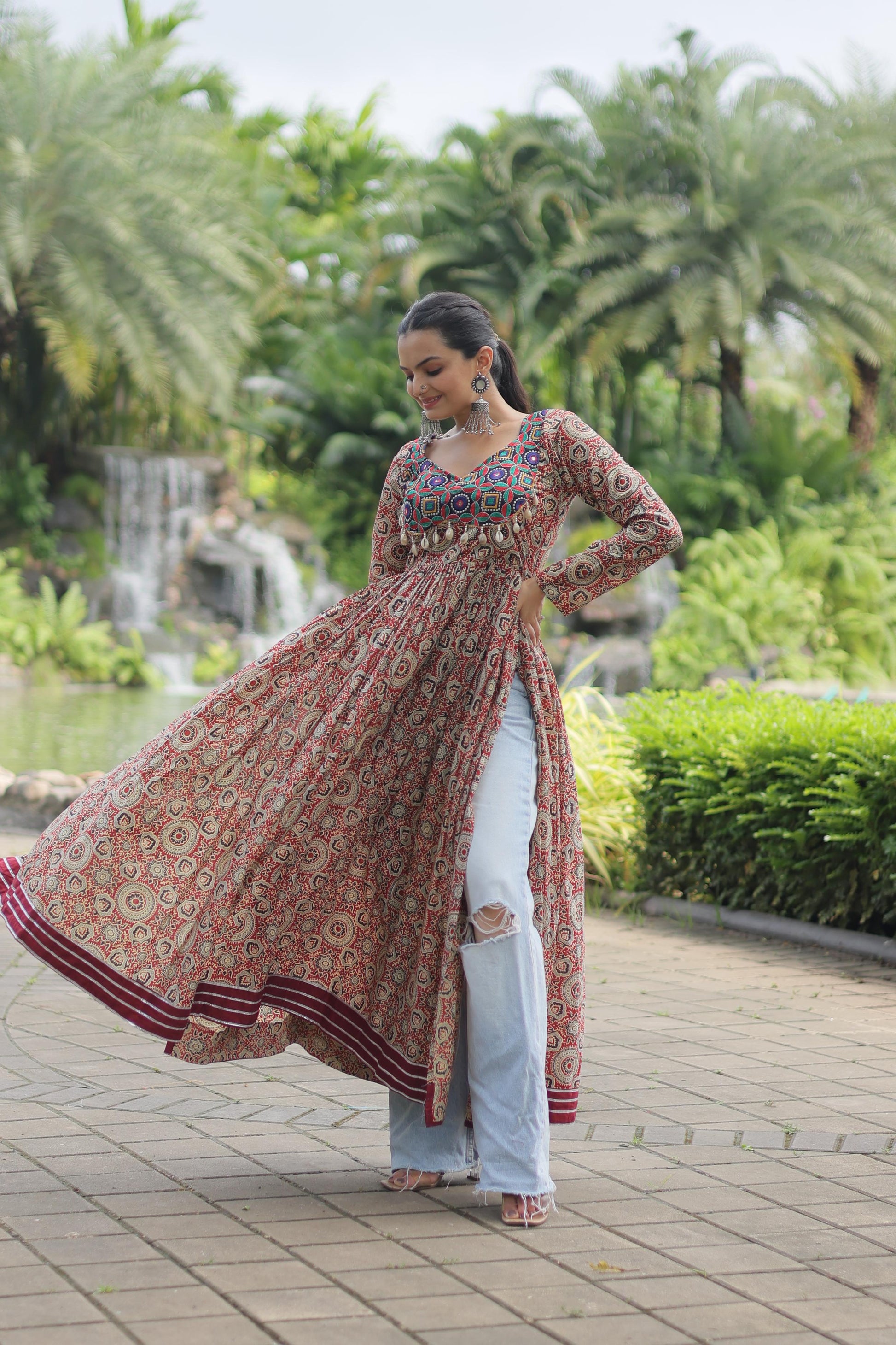 Lorenvalley Maroon Printed Cotton With Kutchi Gamthi Work And Kodi Lace Kurti | Swadesiicart