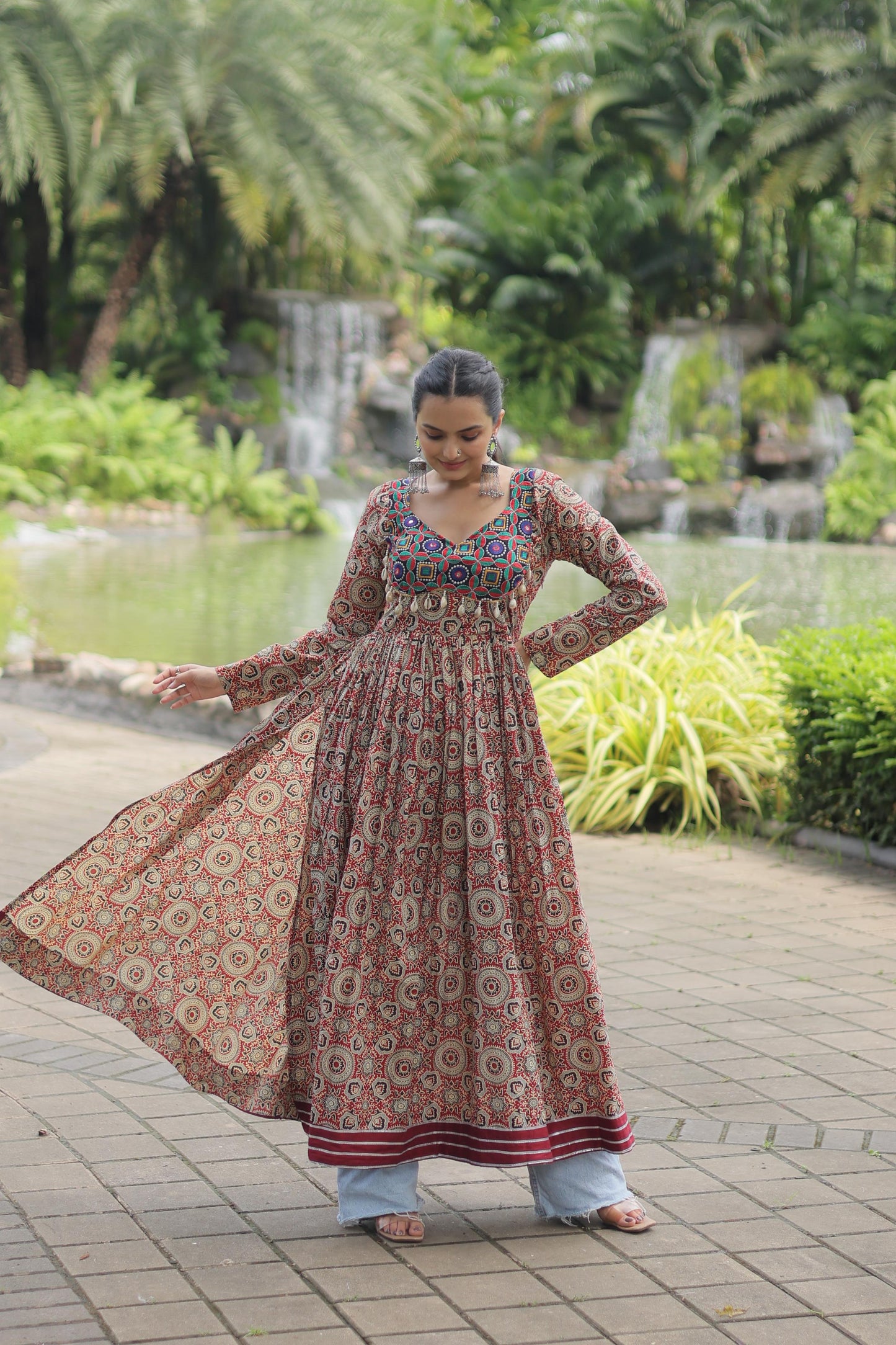 Lorenvalley Maroon Printed Cotton With Kutchi Gamthi Work And Kodi Lace Kurti | Swadesiicart