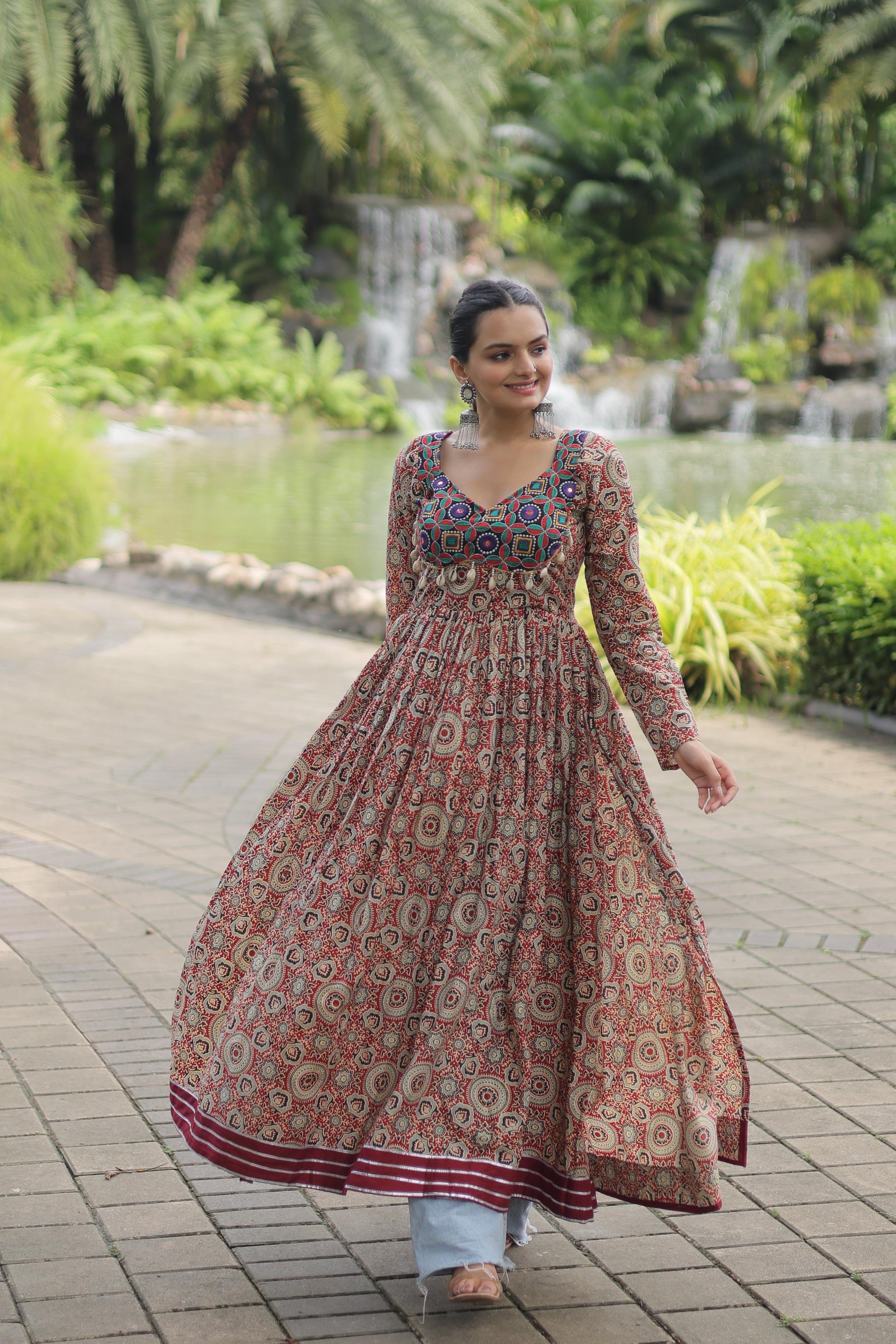 Lorenvalley Maroon Printed Cotton With Kutchi Gamthi Work And Kodi Lace Kurti | Swadesiicart
