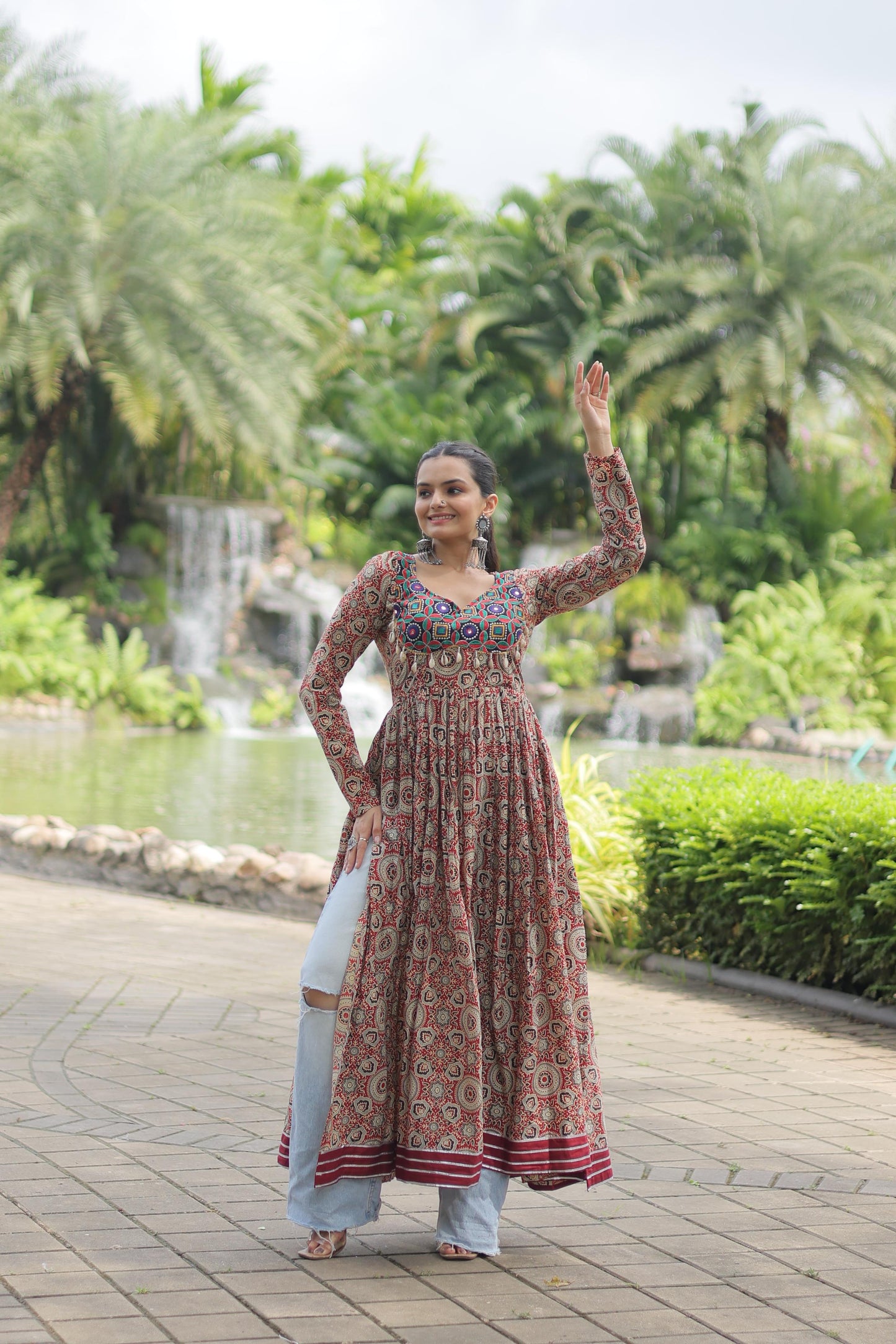 Lorenvalley Maroon Printed Cotton With Kutchi Gamthi Work And Kodi Lace Kurti | Swadesiicart