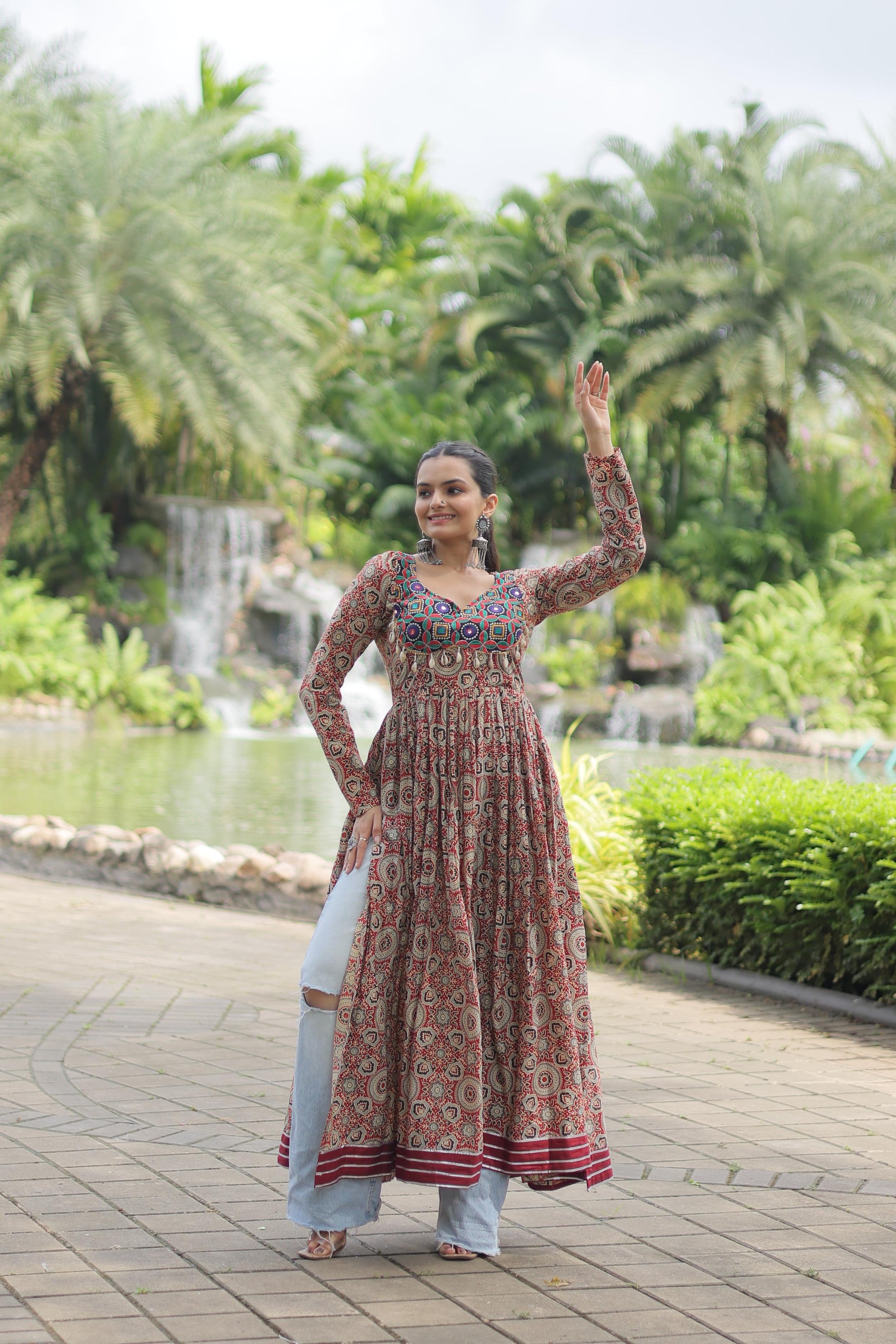 Lorenvalley Maroon Printed Cotton With Kutchi Gamthi Work And Kodi Lace Kurti | Swadesiicart