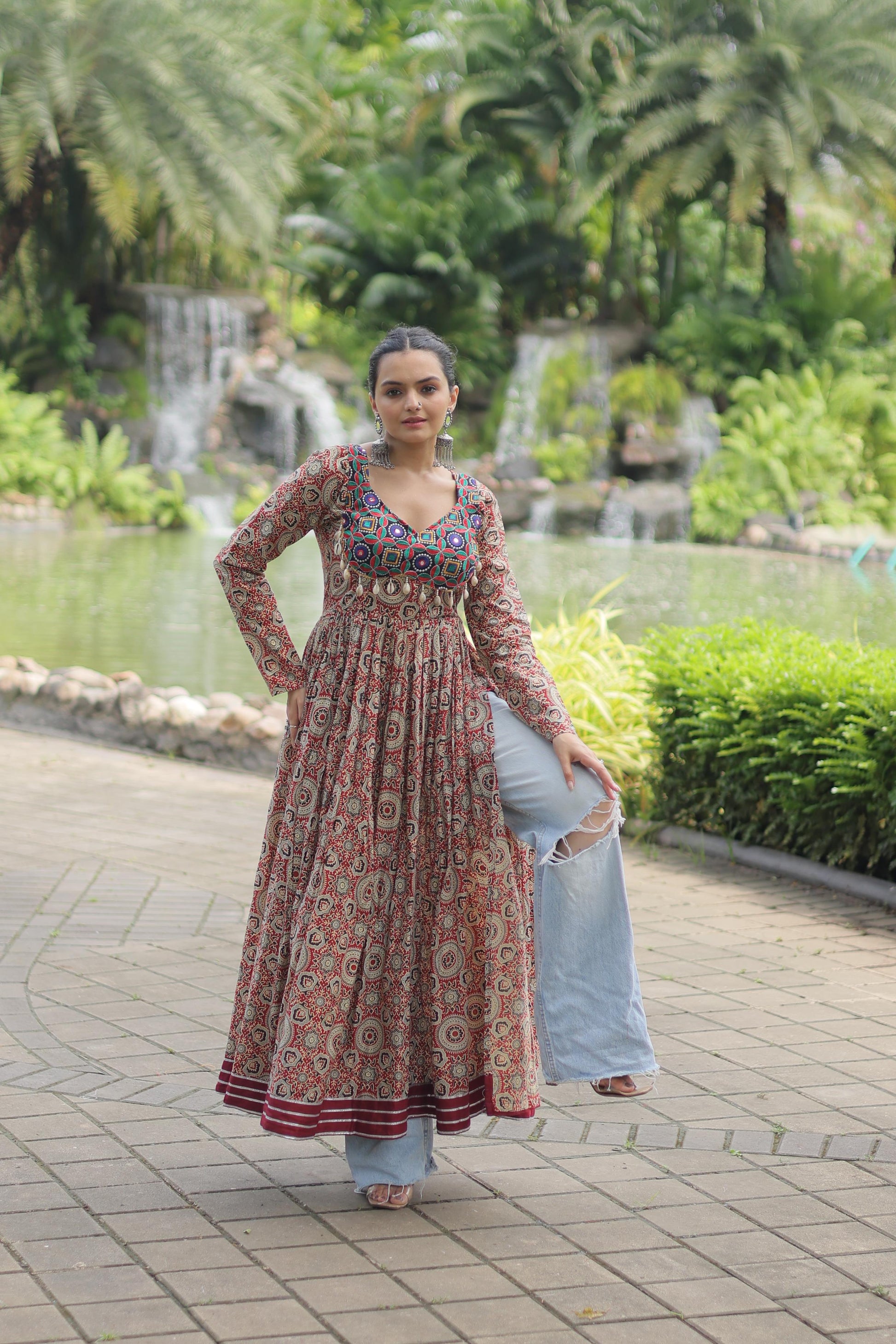 Lorenvalley Maroon Printed Cotton With Kutchi Gamthi Work And Kodi Lace Kurti | Swadesiicart