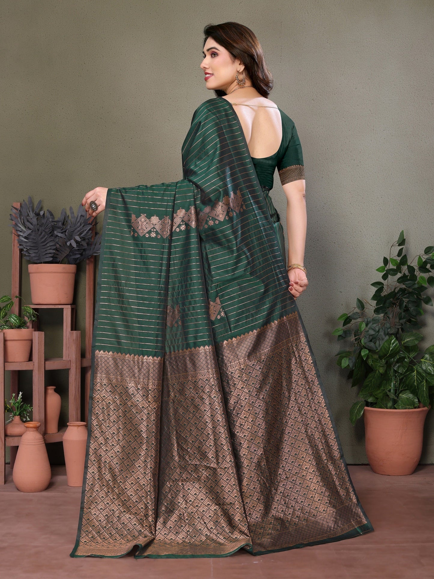 Vedant Vastram Litchi Silk Banarasi Silk Saree - Bottle Green | Swadesiicart
