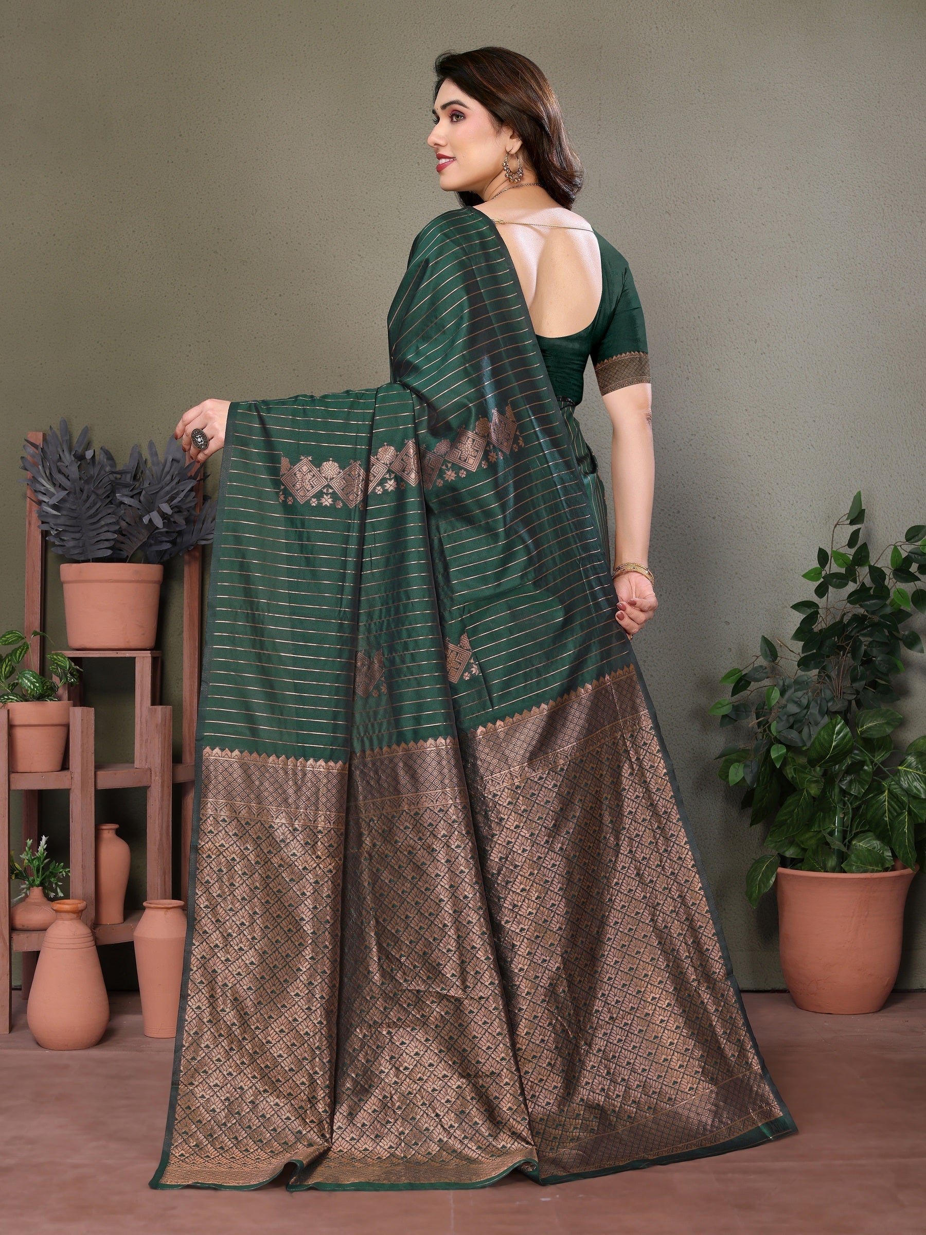 Vedant Vastram Litchi Silk Banarasi Silk Saree - Bottle Green | Swadesiicart
