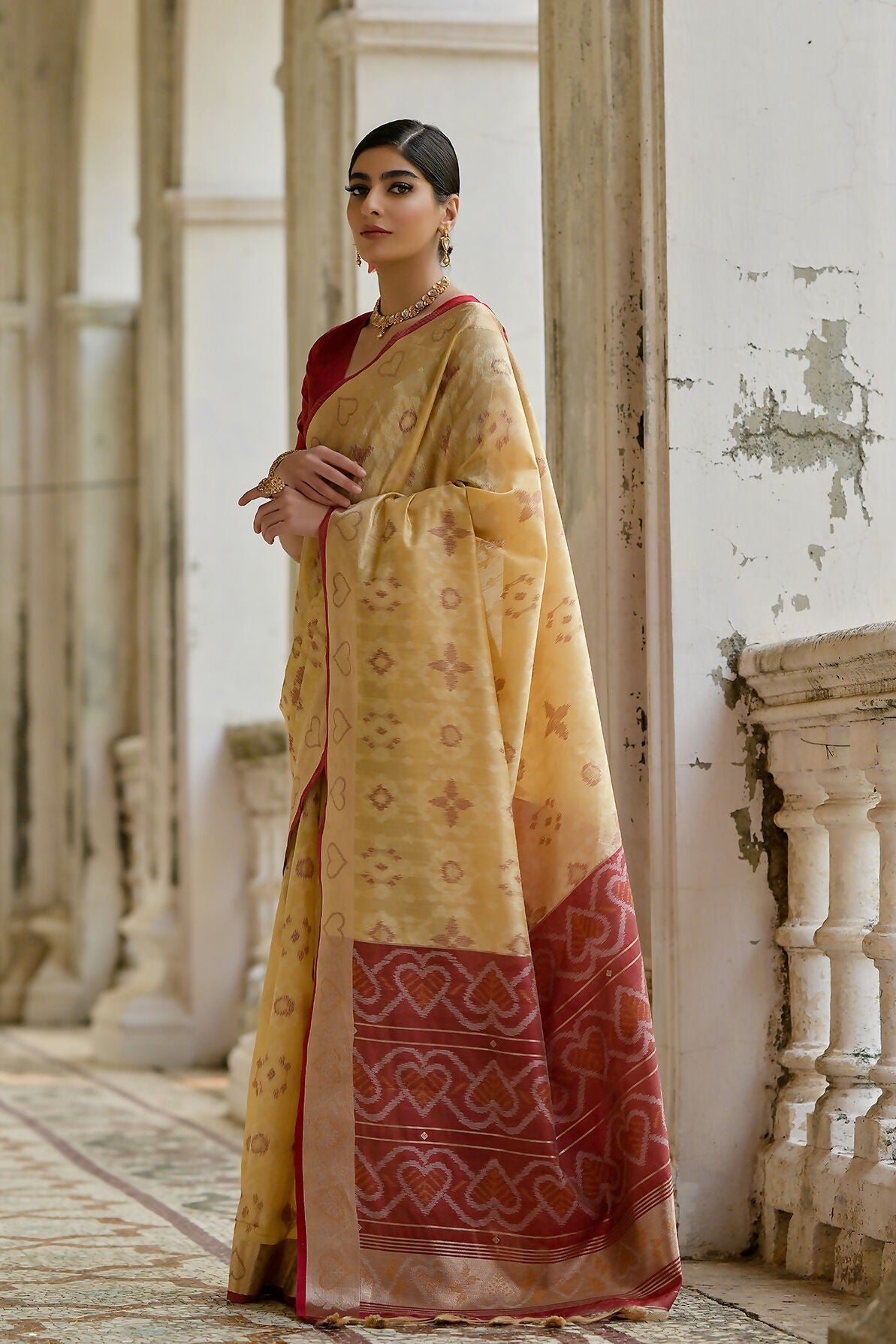 Vishnu Weaves Women's Cream Raw Silk Thread Ikkat Woven Saree with Blouse - Swadesiicart