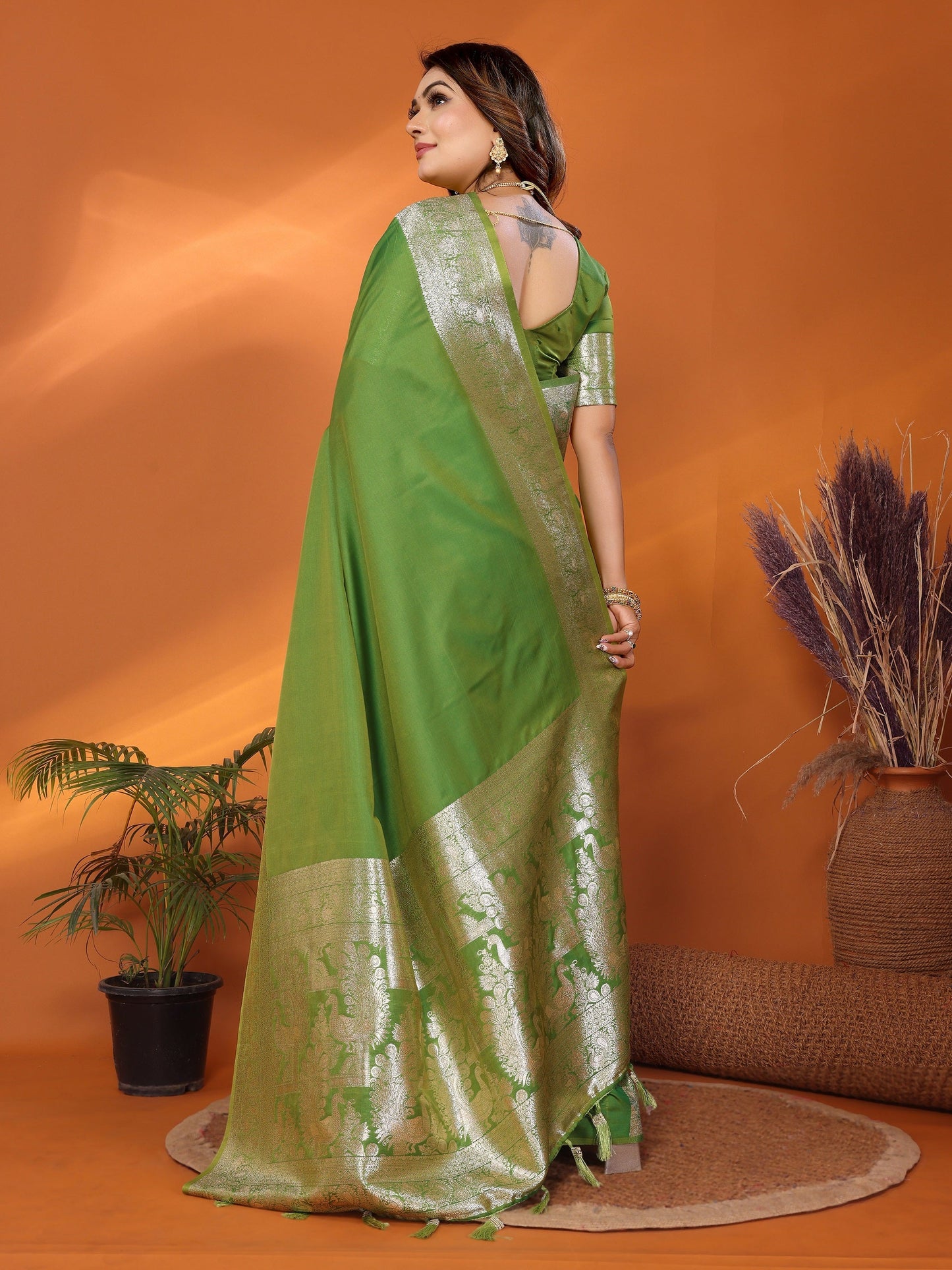 Vedant Vastram Soft Litchi Silk Banarasi Silk Saree - Mahendi | Swadesiicart