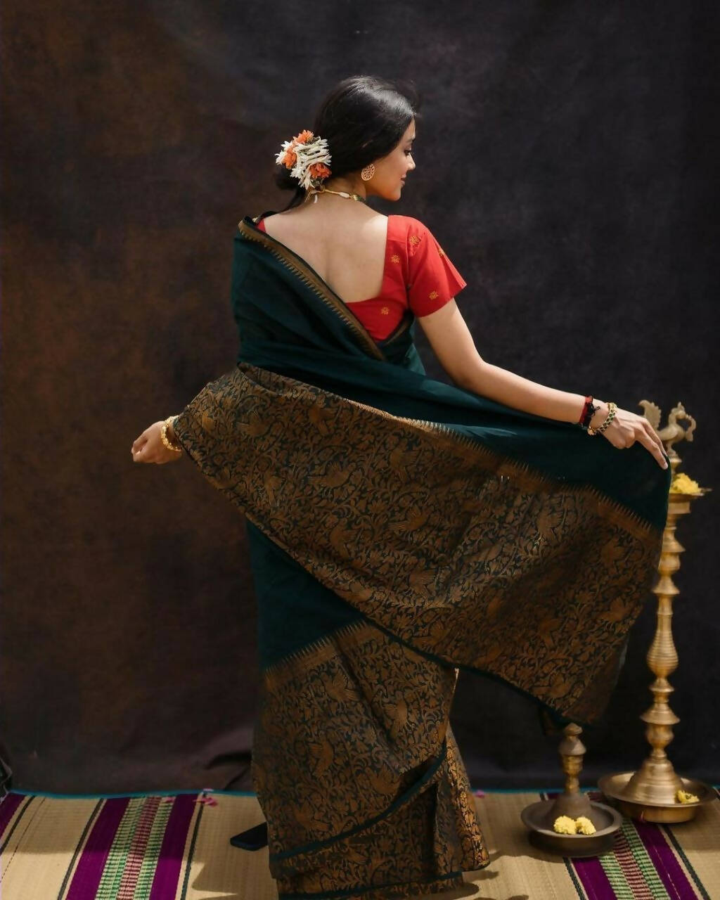 DEIANA'S Beautiful Designer Golden zari Soft Lichi Silk Saree - Green - Swadesiicart