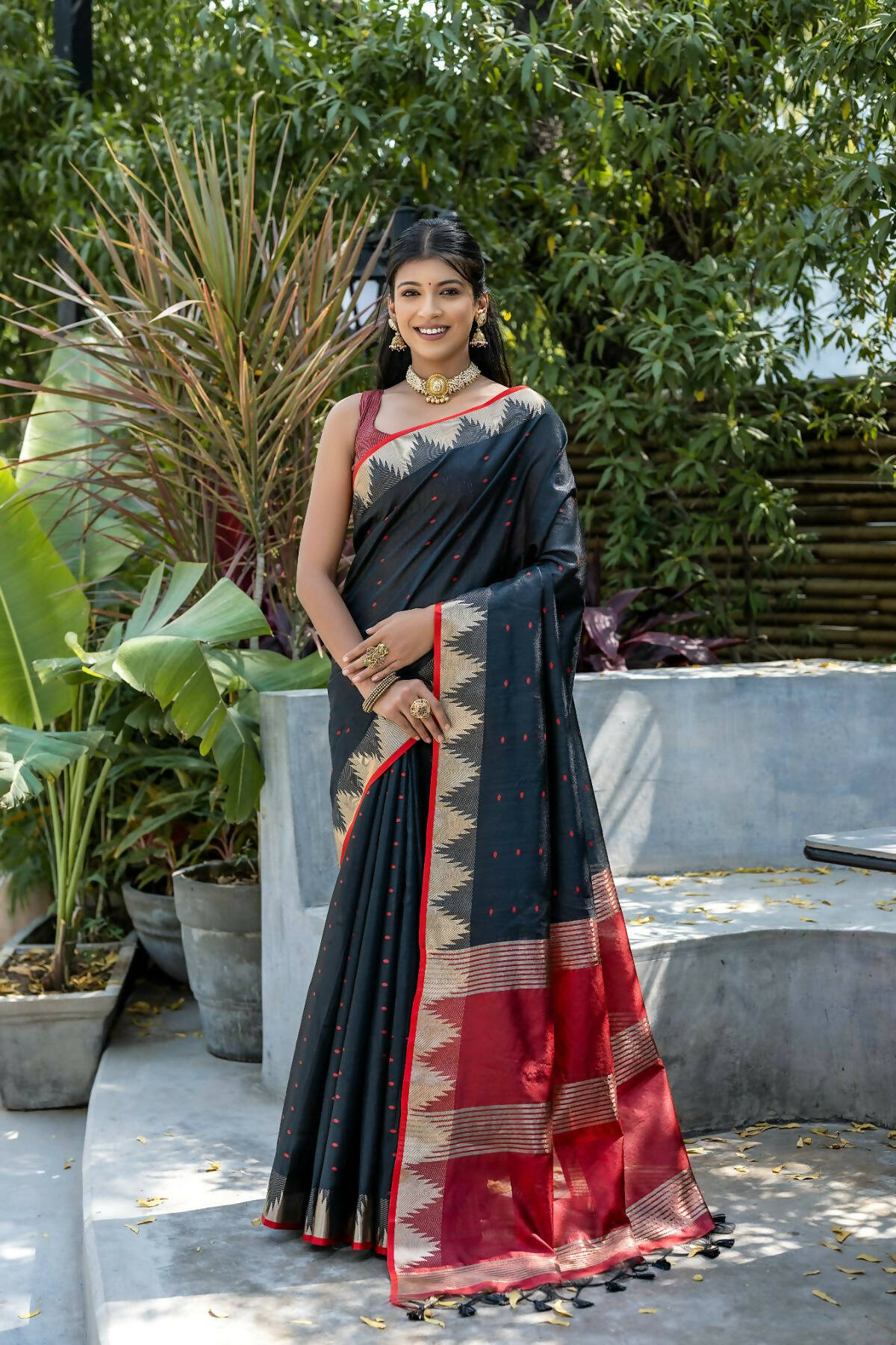 Vishnu Weaves Women's Black Raw Silk Zari Woven Saree with Blouse - Swadesiicart