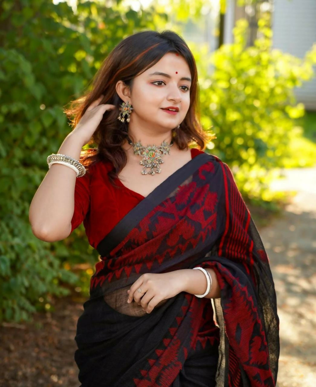 Exclusive Collection Black Red Beautiful Linen Jamdani Saree - Swadesiicart