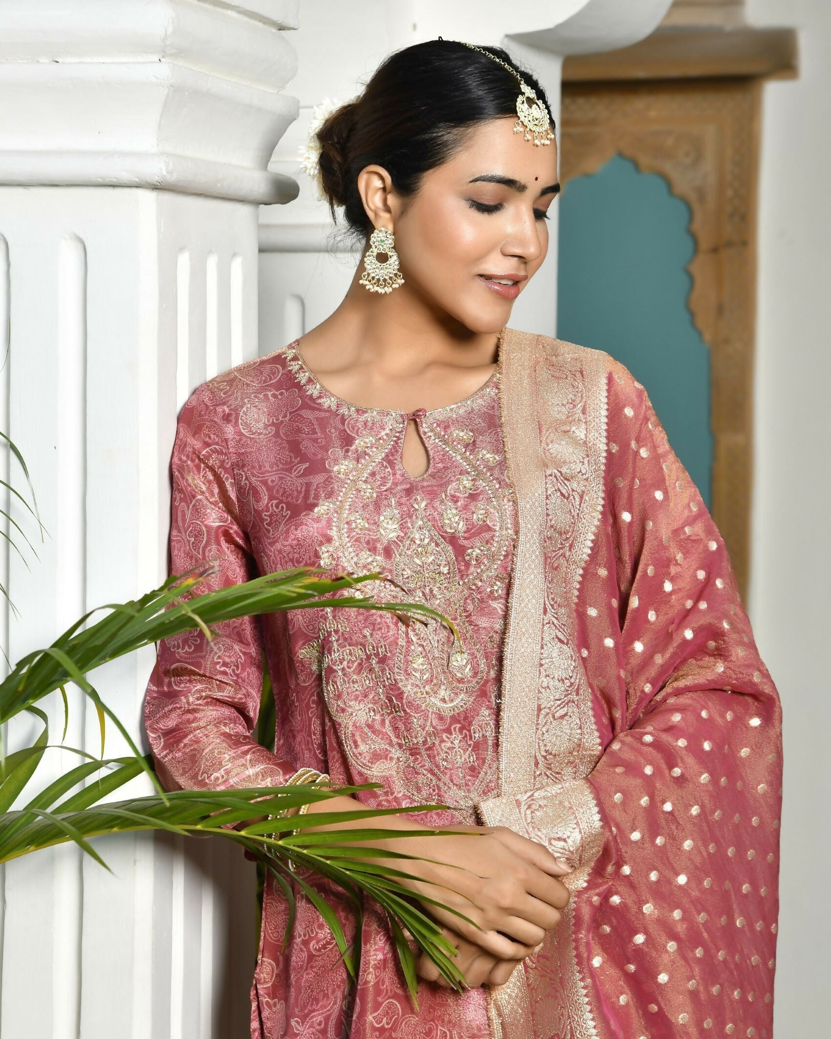 Vaasva Women's Digital Printed Tissue Suit Set With Solid Pant & Brocade Dupatta | Swadesiicart
