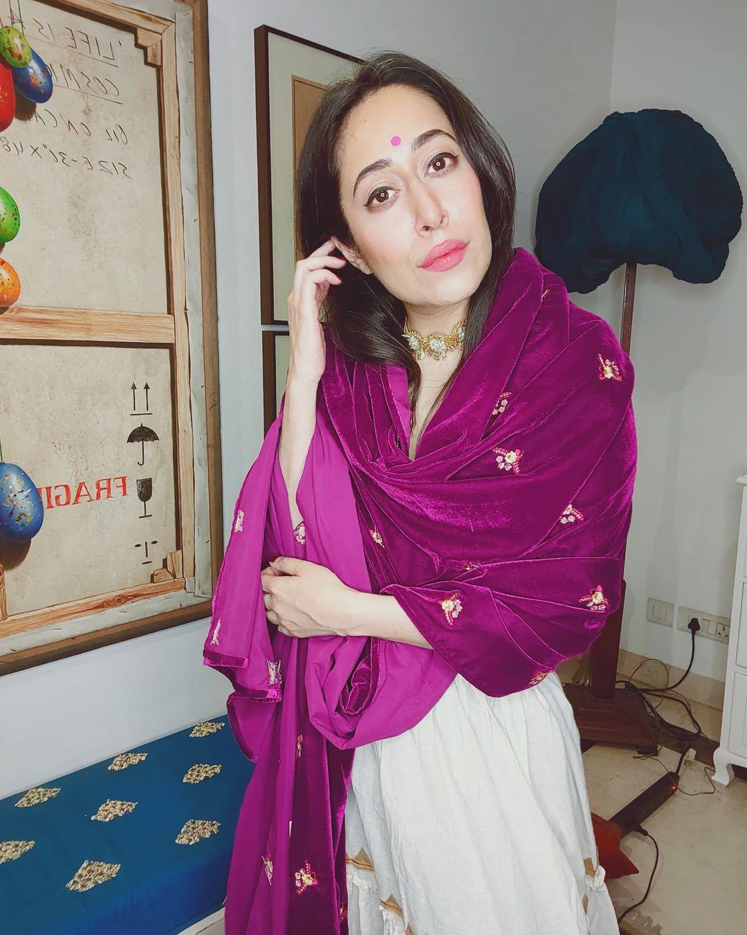 trueBrowns Wine Velvet Embroidered Shawl | Swadesiicart