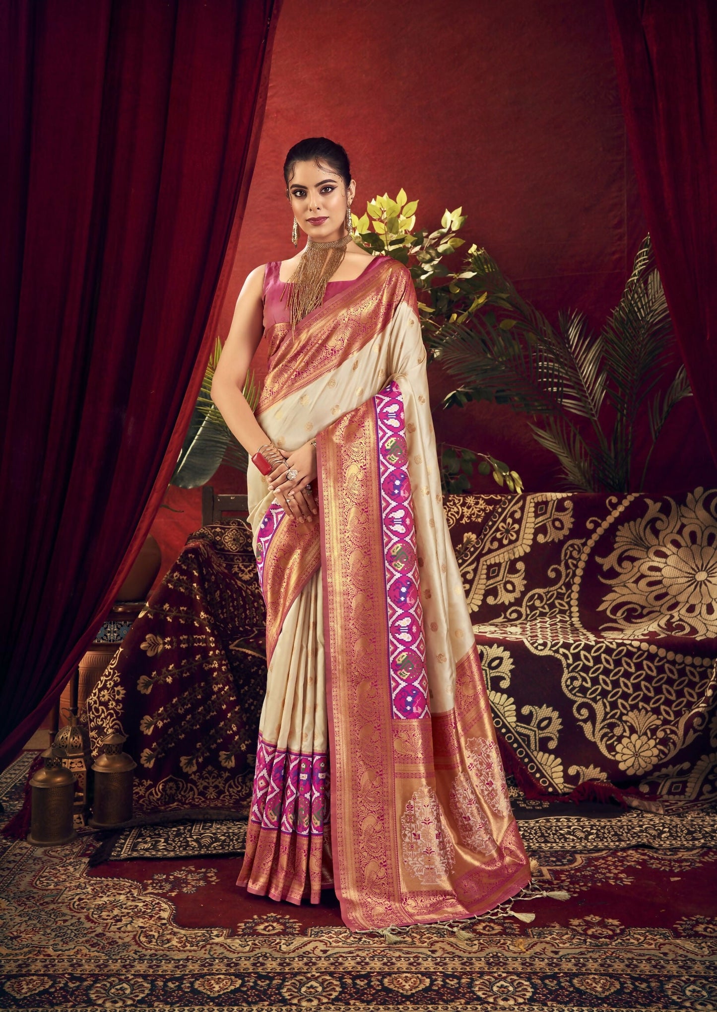 Vishnu Weaves Women's White Paithani Silk Saree with Blouse - Swadesiicart
