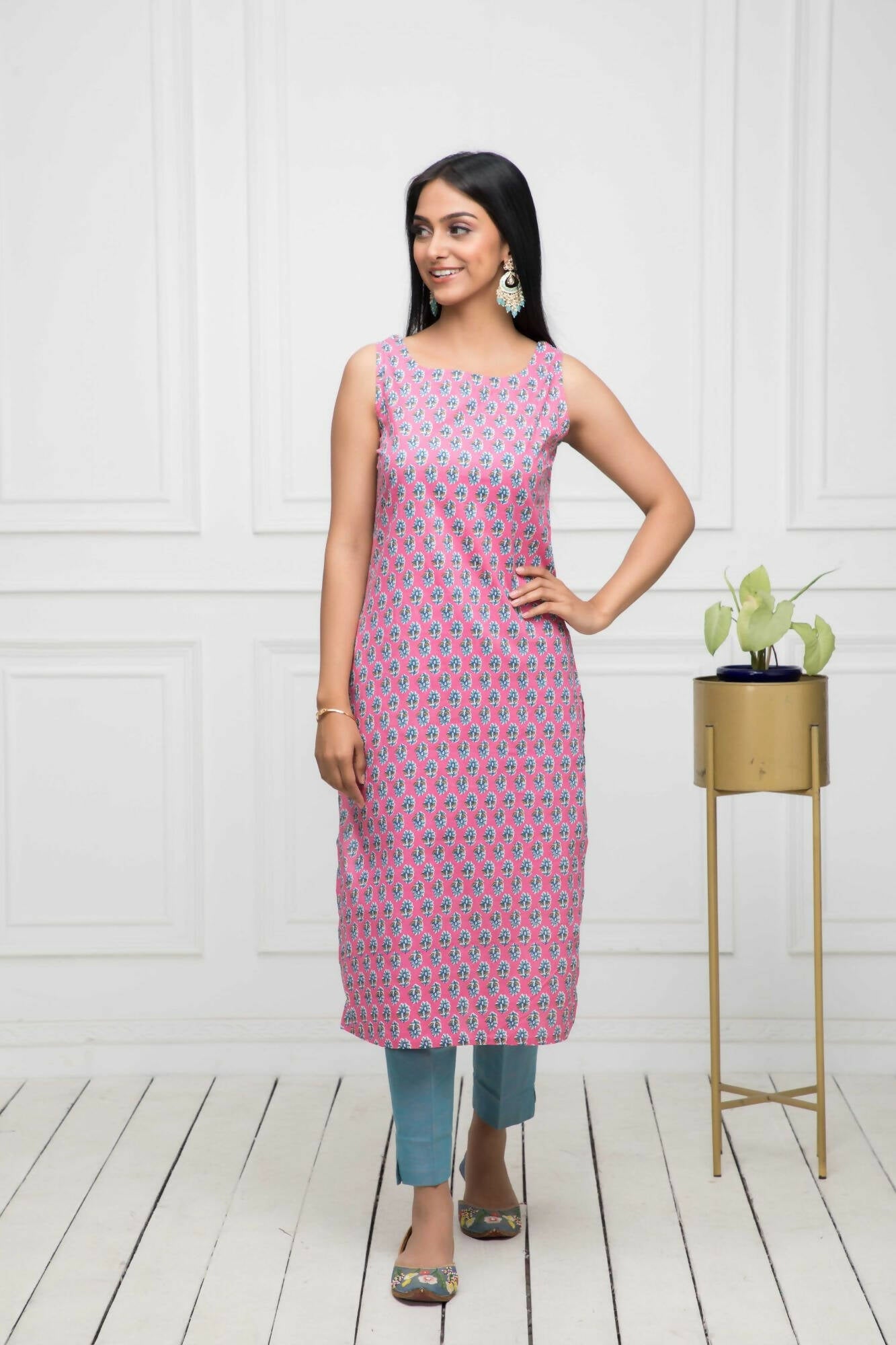Myshka Women Pink Solid Cotton Straight Round Neck Kurtas - Swadesiicart