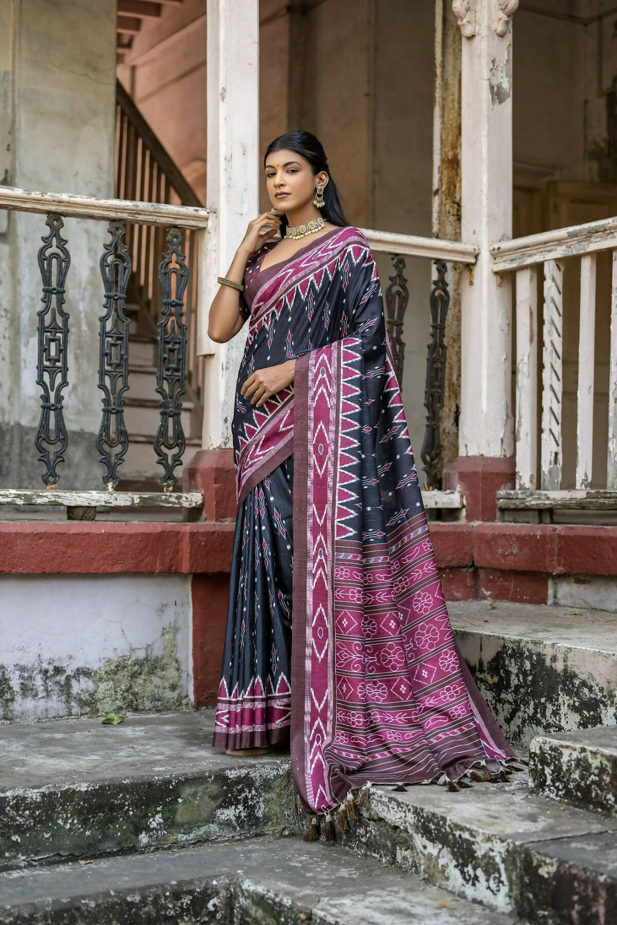 Vishnu Weaves Women's Black Cotton Silk Printed Saree with Blouse - Swadesiicart