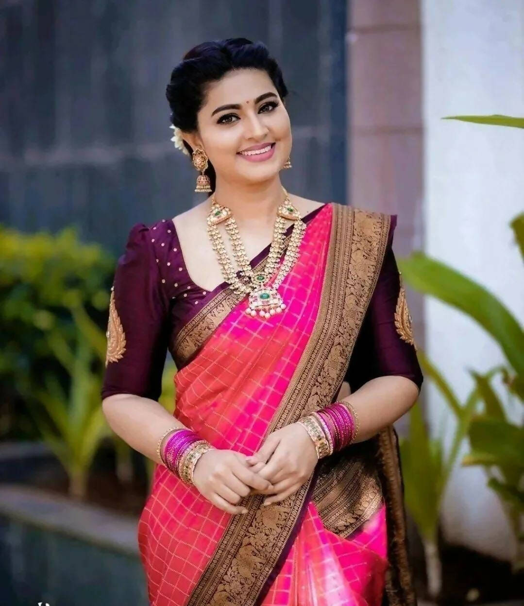 DEIANA'S Beautiful Designer Golden zari Soft Lichi Silk Saree - Pink - Swadesiicart